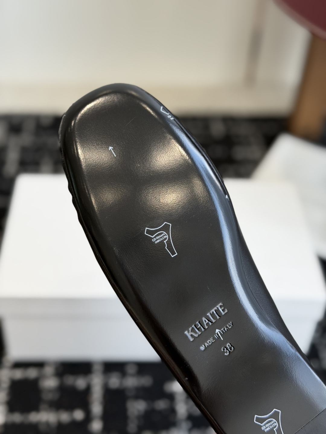 东莞代购级KHAITE 手工铆钉蝴蝶结乐福鞋这是一款非常繁琐复杂的手工鞋，KHAITE 以简约克制的美式