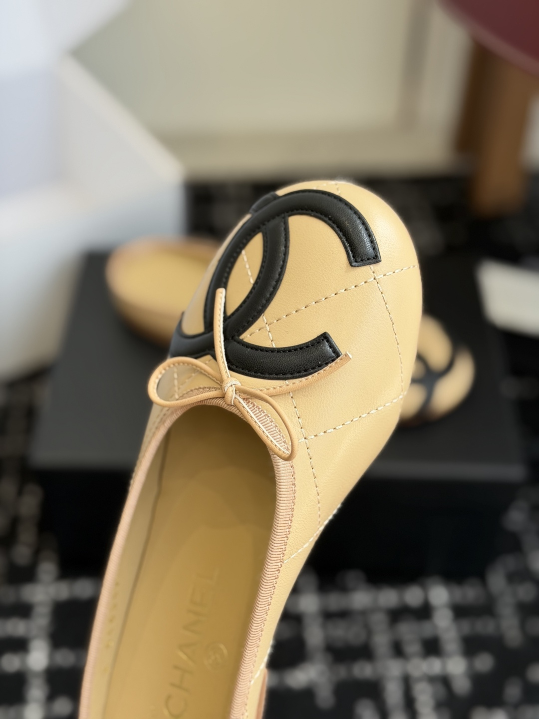 代购级Chanel26ss夏季新款双c包头半拖自带清冷贵气轻奢氛围感的双C包头半拖，圆润柔和的圆头鞋型，