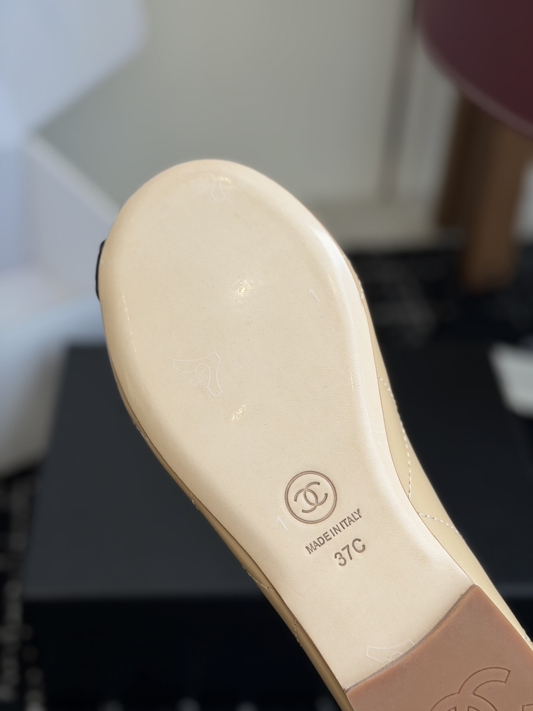 代购级Chanel26ss夏季新款双c包头半拖自带清冷贵气轻奢氛围感的双C包头半拖，圆润柔和的圆头鞋型，