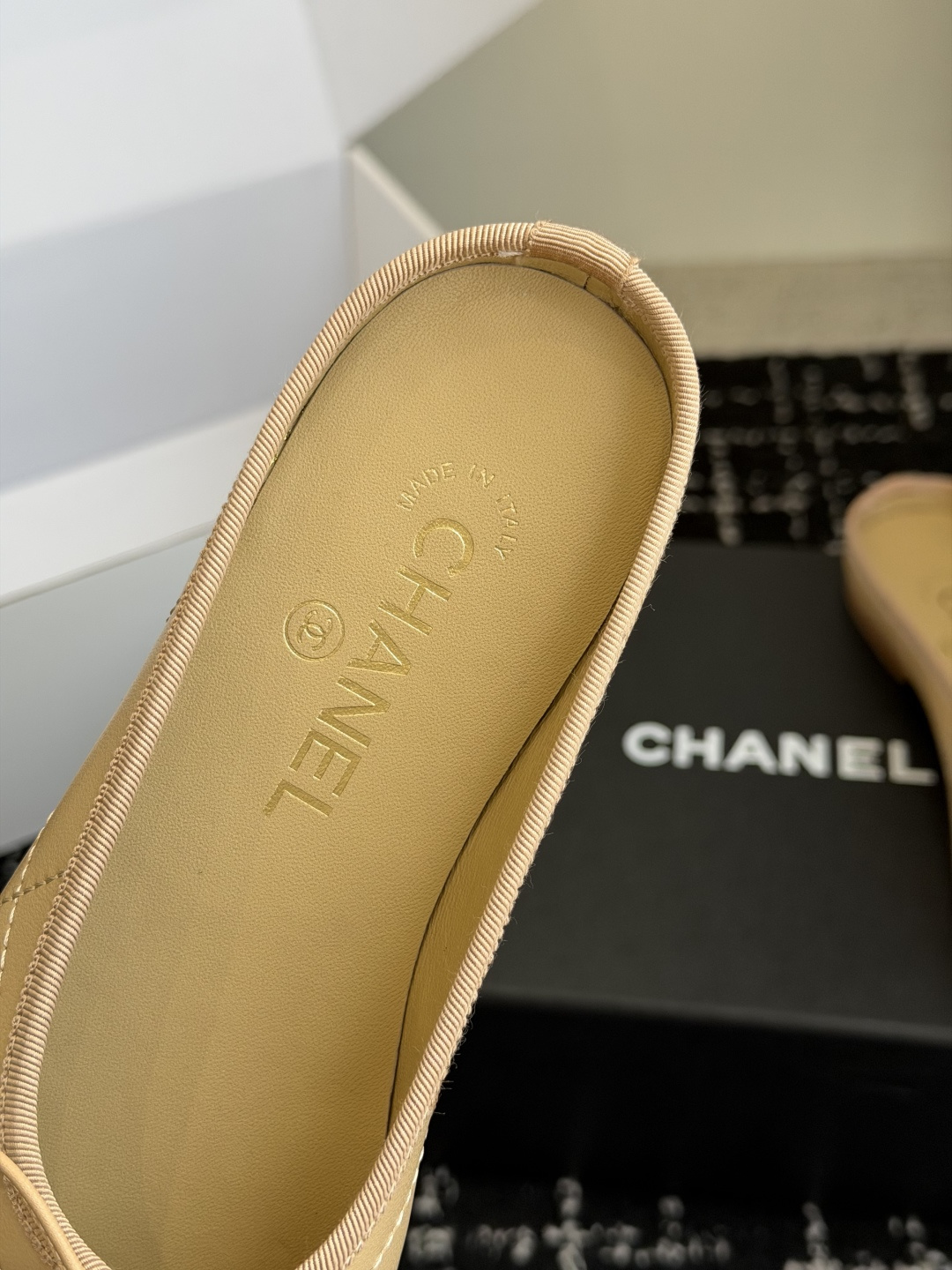 代购级Chanel26ss夏季新款双c包头半拖自带清冷贵气轻奢氛围感的双C包头半拖，圆润柔和的圆头鞋型，