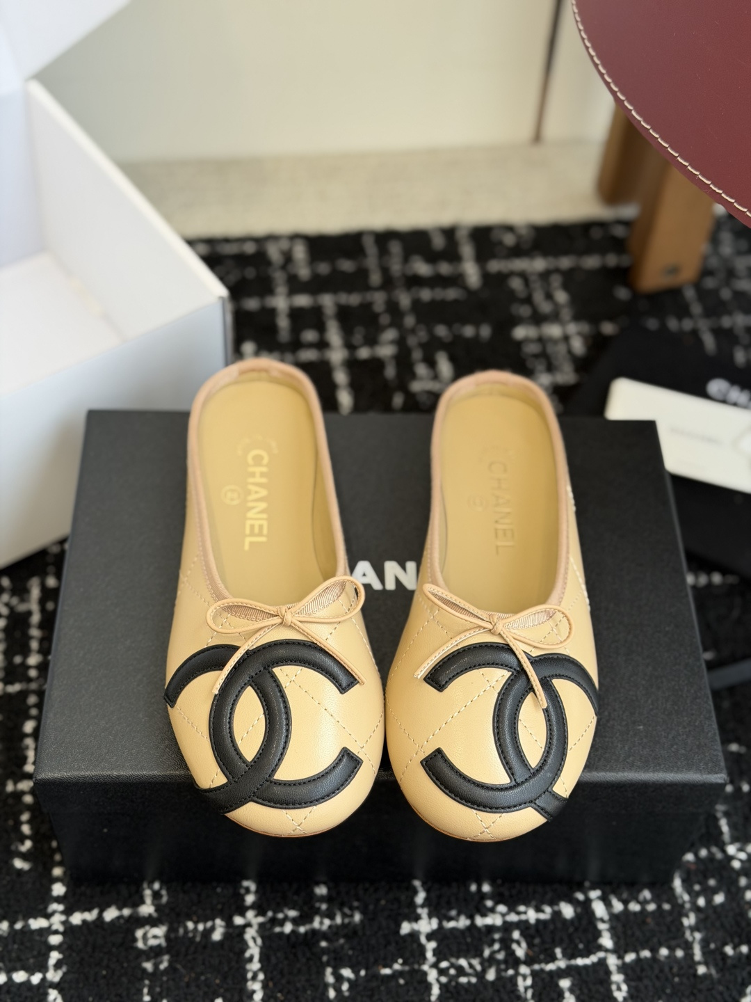 代购级Chanel26ss夏季新款双c包头半拖自带清冷贵气轻奢氛围感的双C包头半拖，圆润柔和的圆头鞋型，