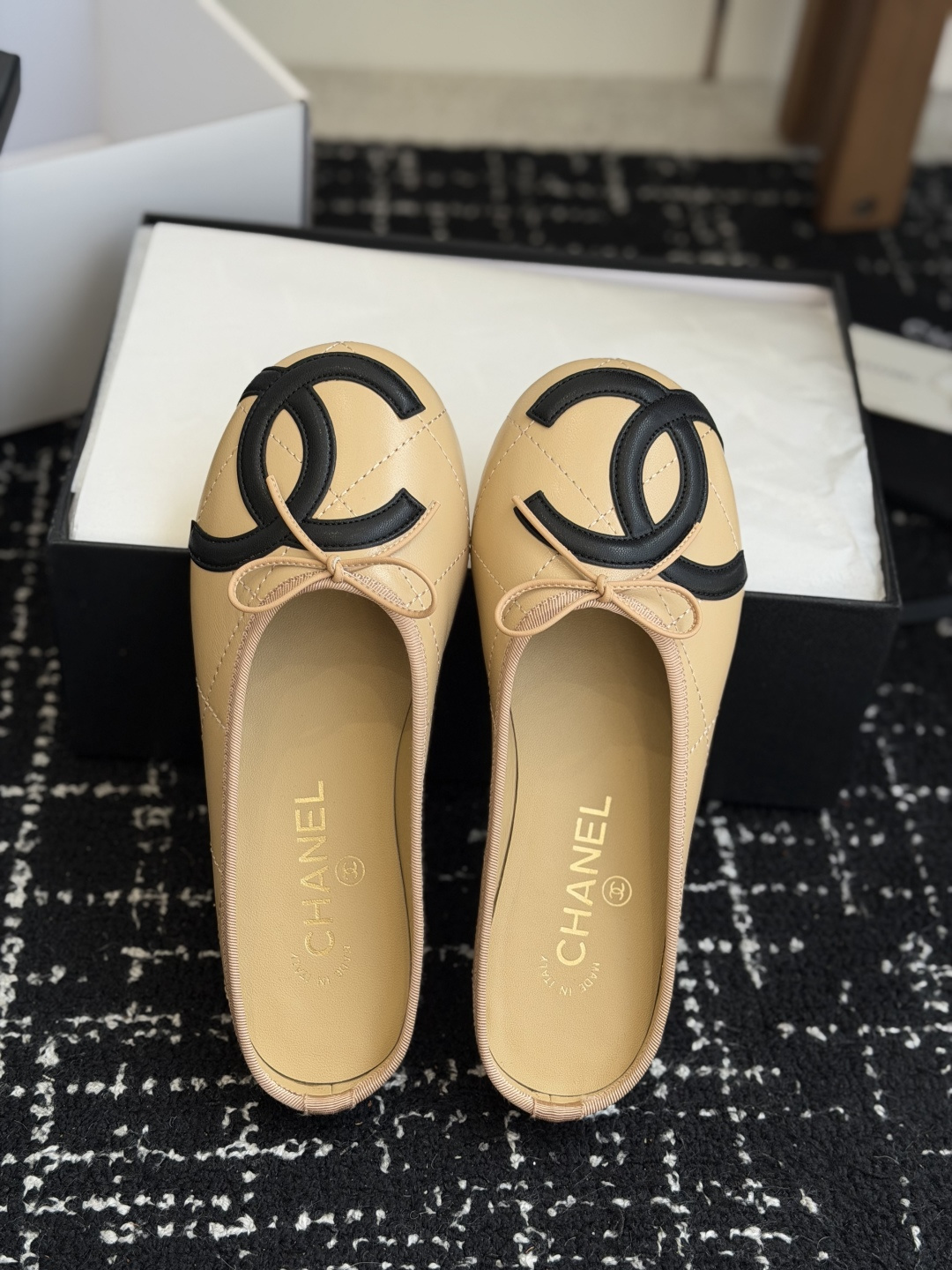 代购级Chanel26ss夏季新款双c包头半拖自带清冷贵气轻奢氛围感的双C包头半拖，圆润柔和的圆头鞋型，