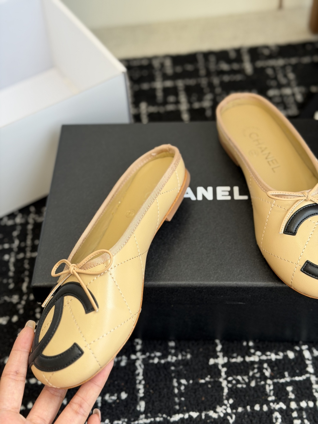 代购级Chanel26ss夏季新款双c包头半拖自带清冷贵气轻奢氛围感的双C包头半拖，圆润柔和的圆头鞋型，