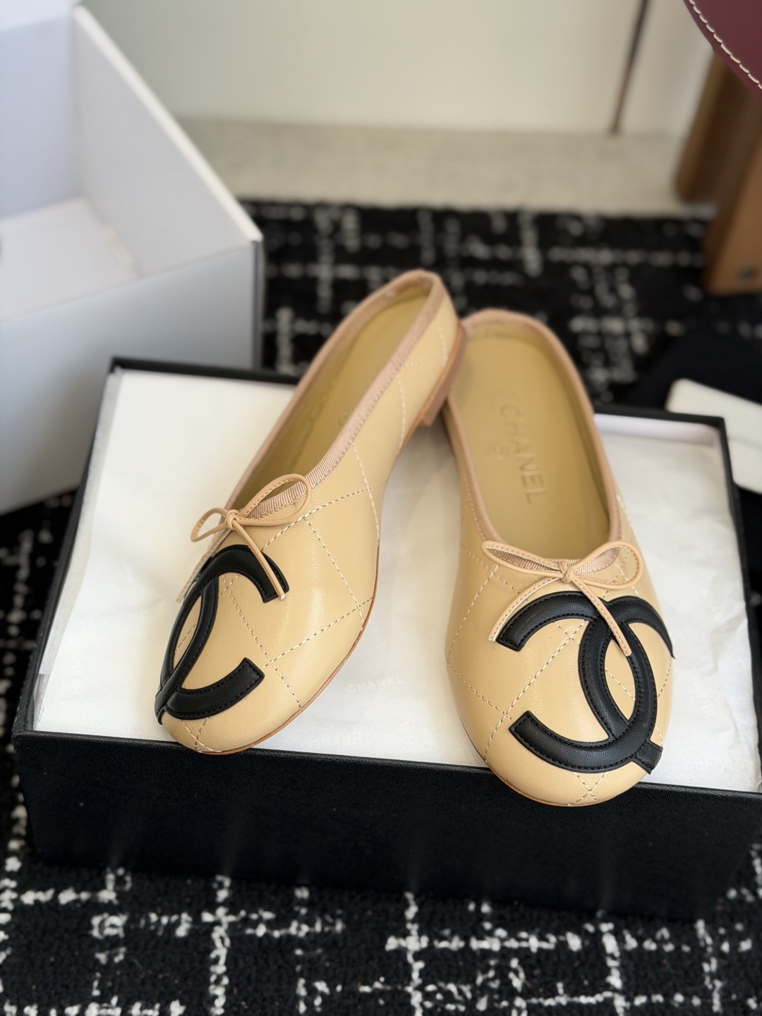 代购级Chanel26ss夏季新款双c包头半拖自带清冷贵气轻奢氛围感的双C包头半拖，圆润柔和的圆头鞋型，