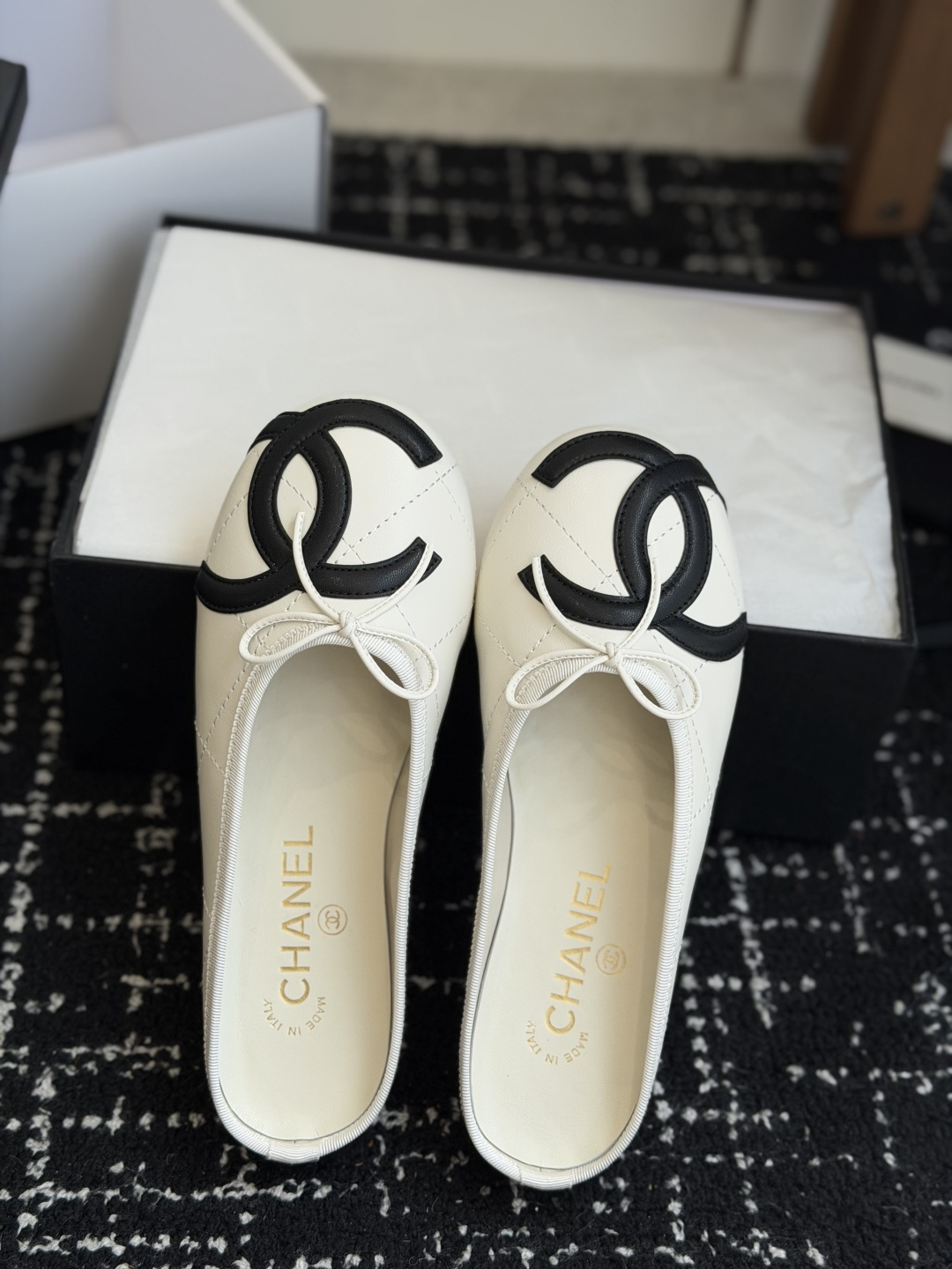 代购级Chanel26ss夏季新款双c包头半拖自带清冷贵气轻奢氛围感的双C包头半拖，圆润柔和的圆头鞋型，
