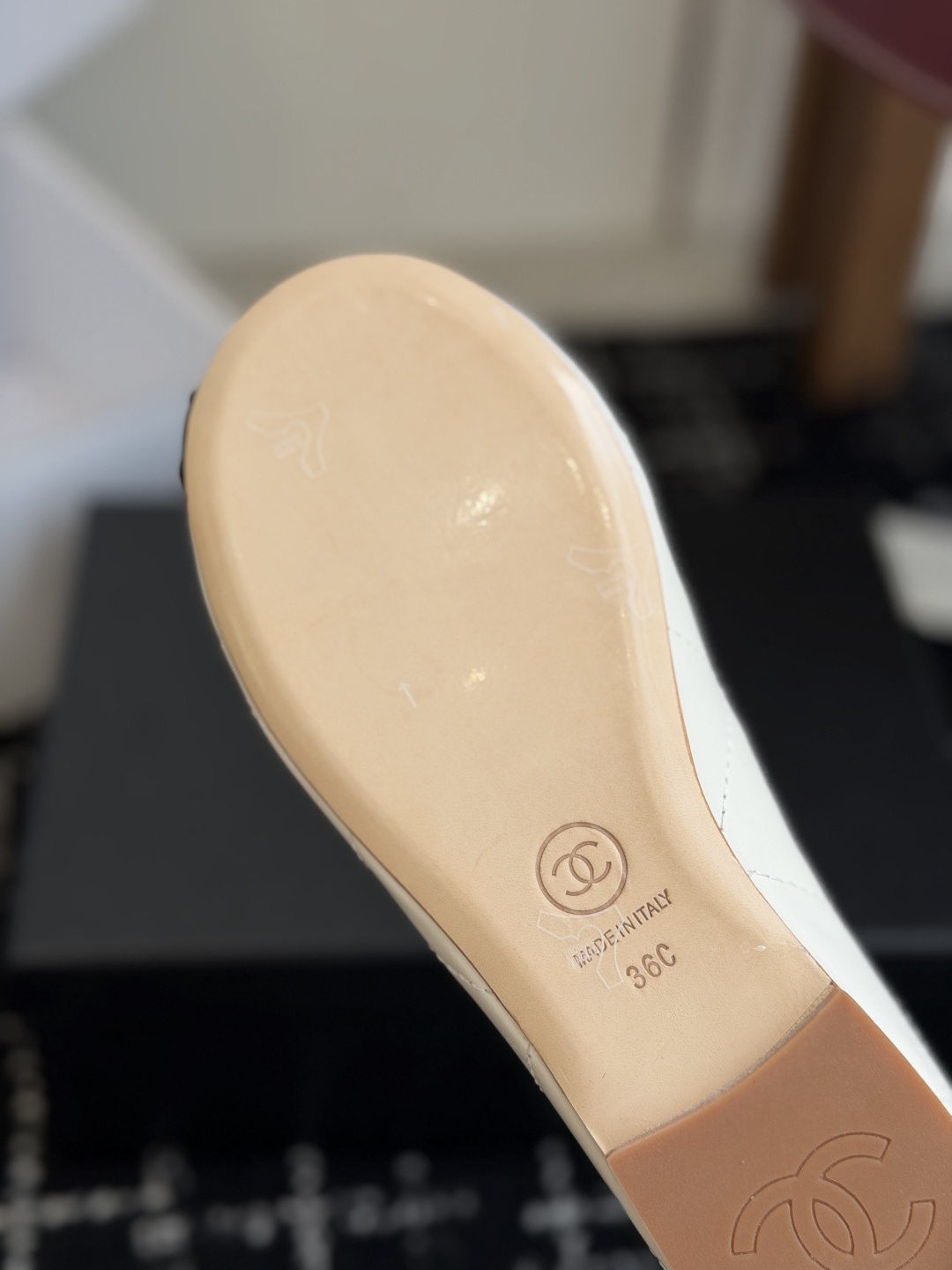 代购级Chanel26ss夏季新款双c包头半拖自带清冷贵气轻奢氛围感的双C包头半拖，圆润柔和的圆头鞋型，