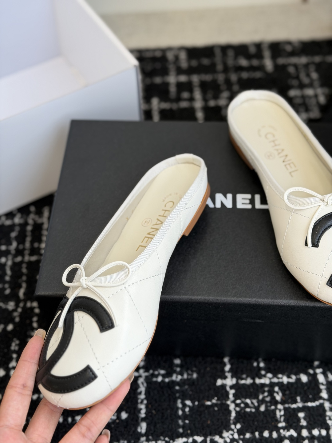 代购级Chanel26ss夏季新款双c包头半拖自带清冷贵气轻奢氛围感的双C包头半拖，圆润柔和的圆头鞋型，