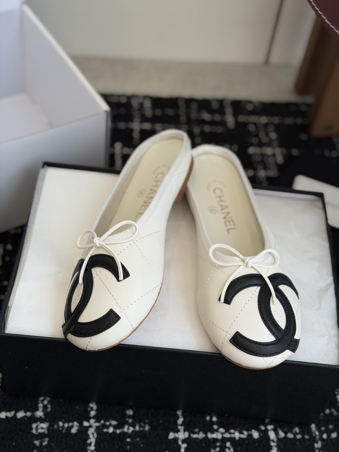 代购级Chanel26ss夏季新款双c包头半拖自带清冷贵气轻奢氛围感的双C包头半拖，圆润柔和的圆头鞋型，