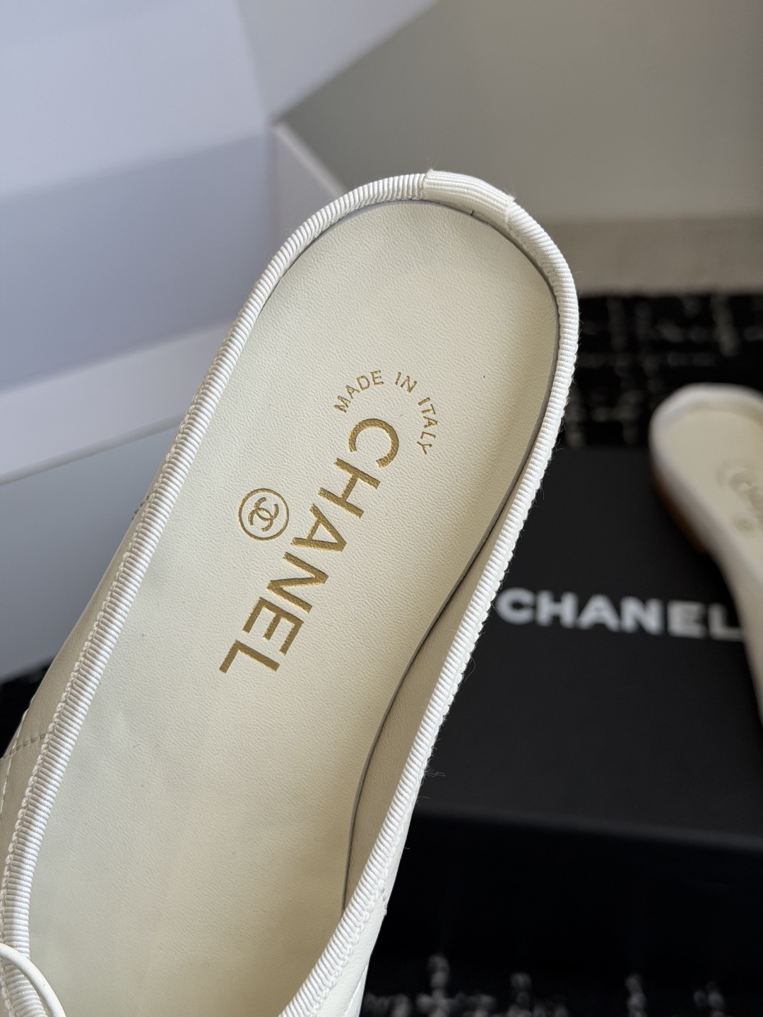 代购级Chanel26ss夏季新款双c包头半拖自带清冷贵气轻奢氛围感的双C包头半拖，圆润柔和的圆头鞋型，