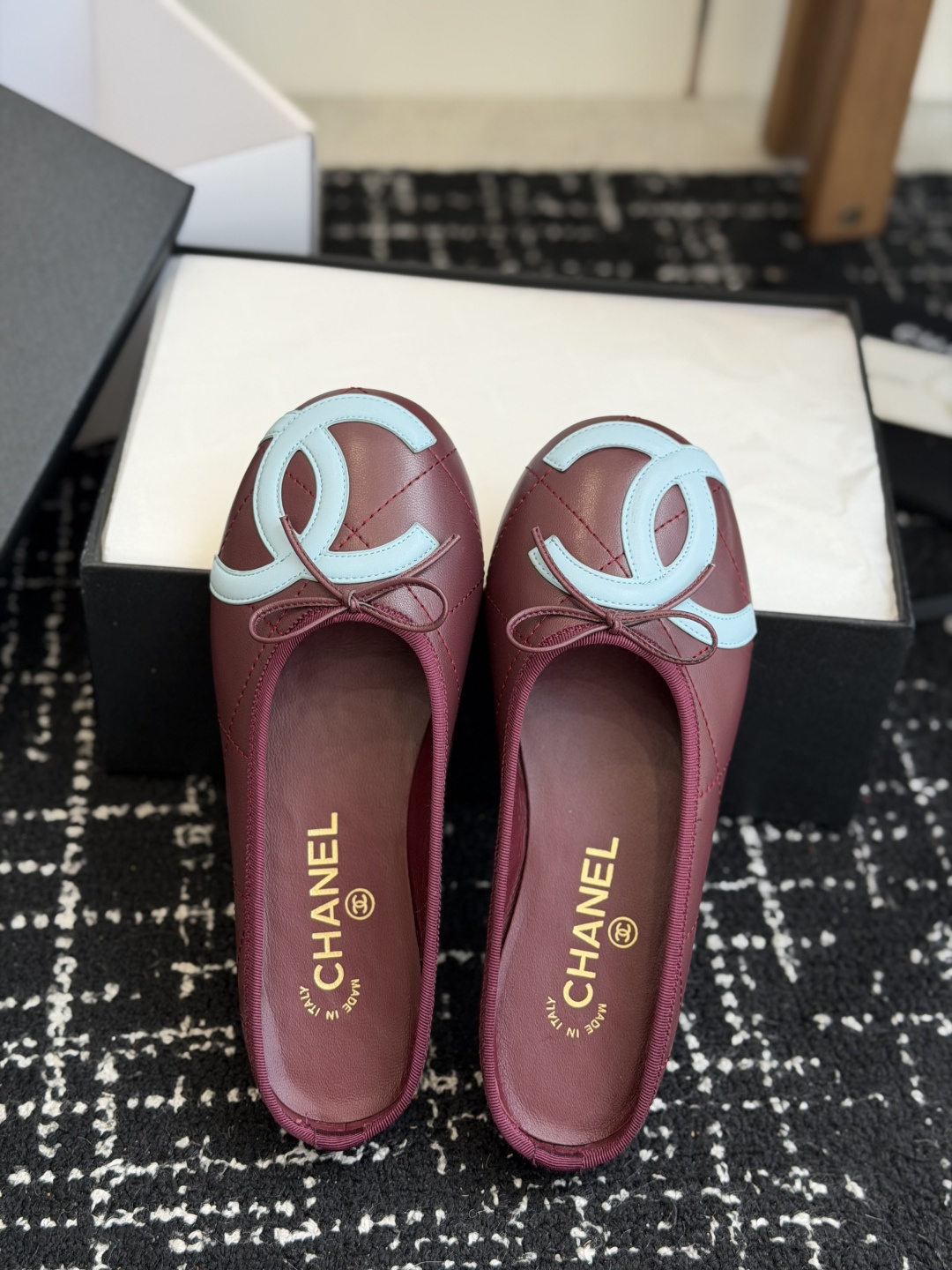 代购级Chanel26ss夏季新款双c包头半拖自带清冷贵气轻奢氛围感的双C包头半拖，圆润柔和的圆头鞋型，