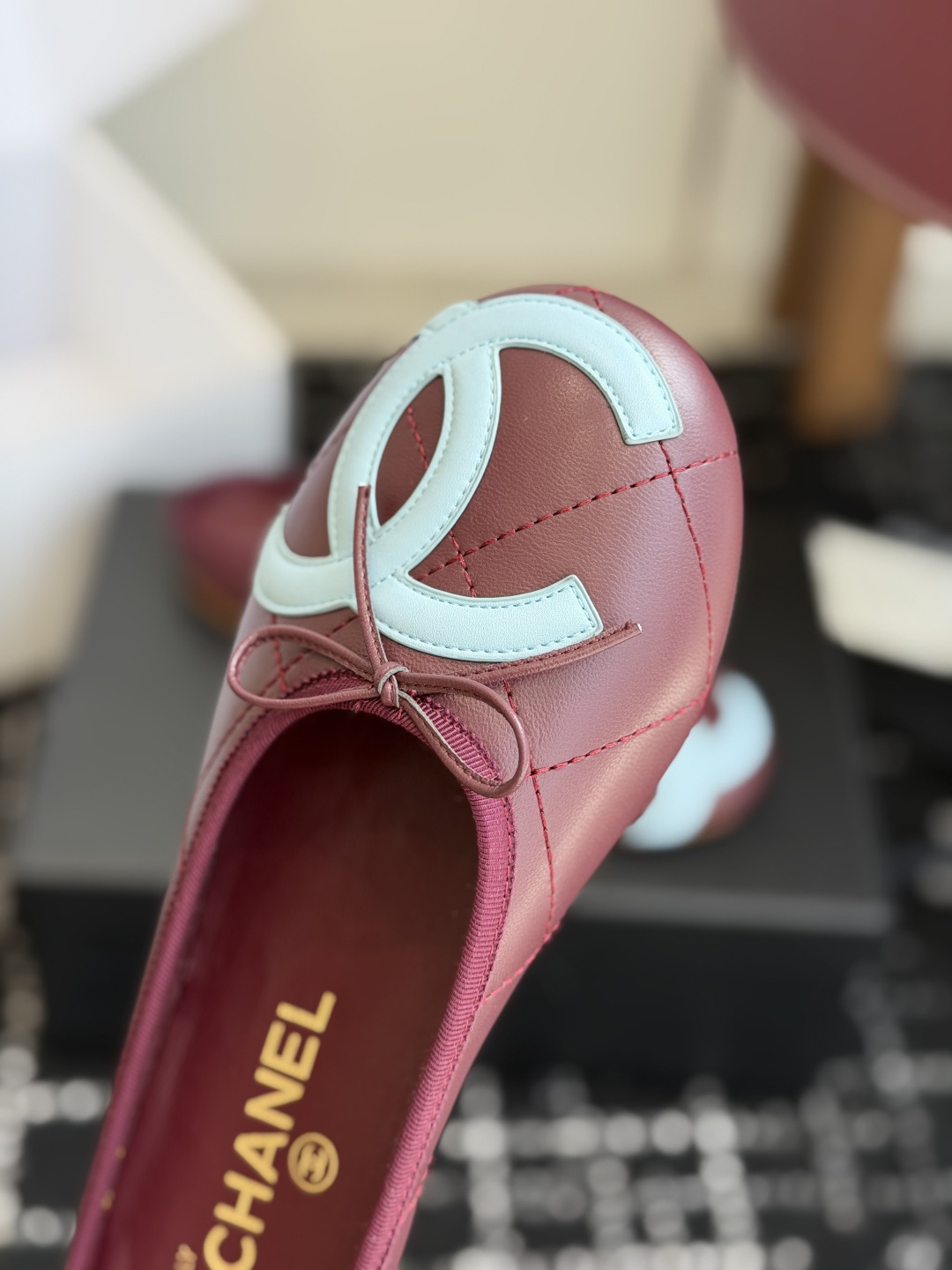 代购级Chanel26ss夏季新款双c包头半拖自带清冷贵气轻奢氛围感的双C包头半拖，圆润柔和的圆头鞋型，