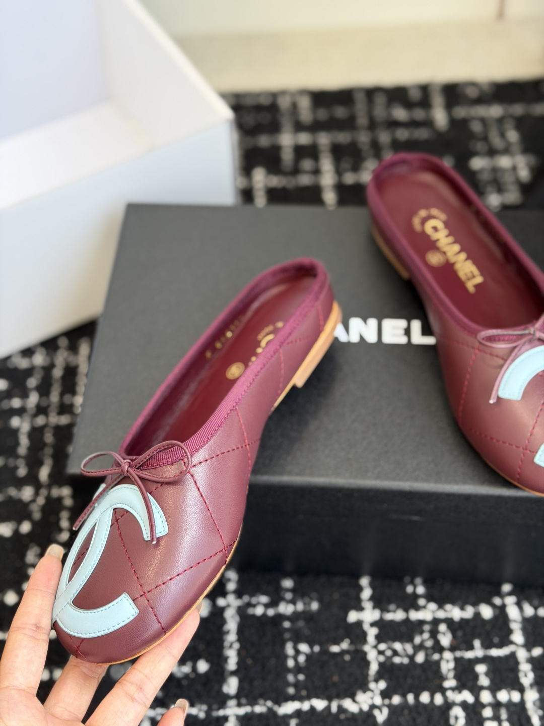 代购级Chanel26ss夏季新款双c包头半拖自带清冷贵气轻奢氛围感的双C包头半拖，圆润柔和的圆头鞋型，
