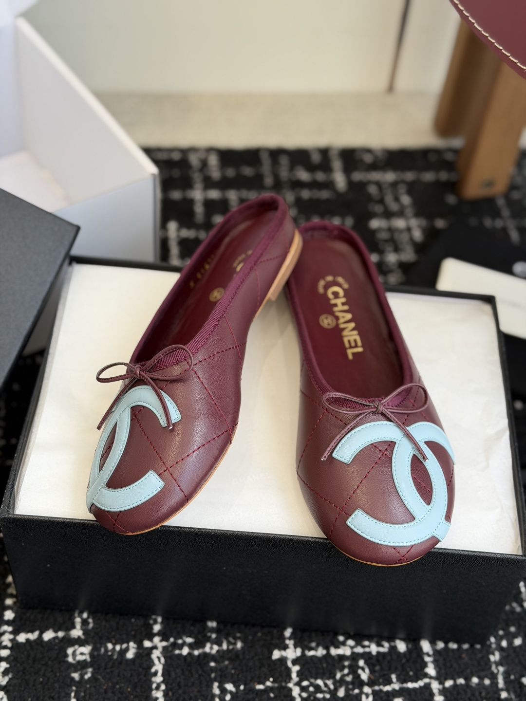 代购级Chanel26ss夏季新款双c包头半拖自带清冷贵气轻奢氛围感的双C包头半拖，圆润柔和的圆头鞋型，