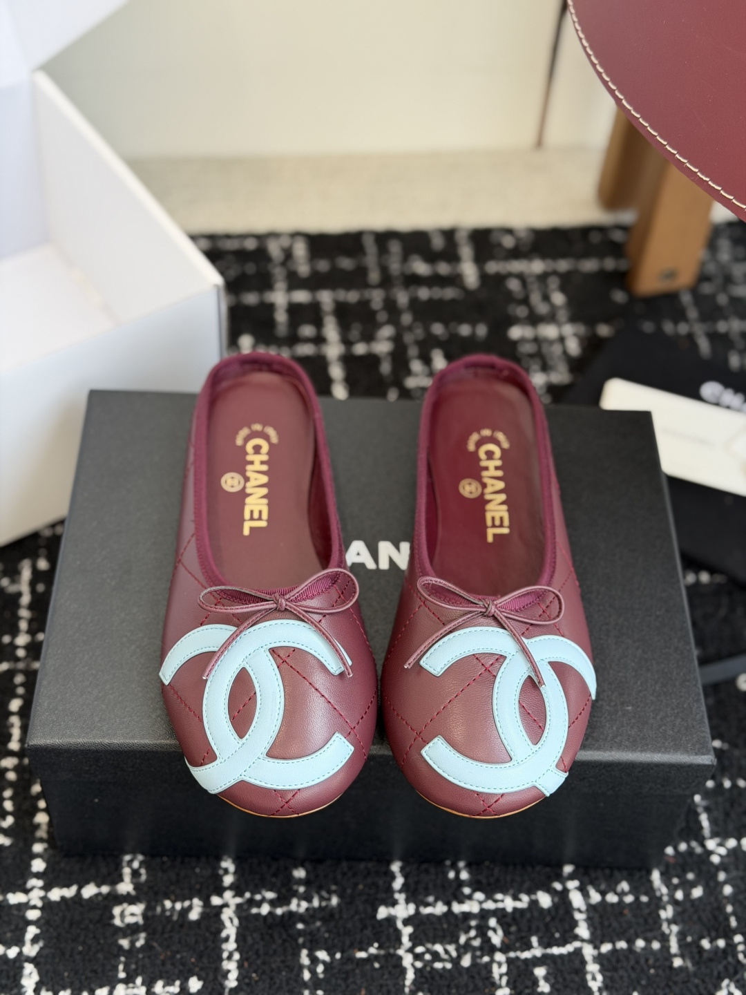 代购级Chanel26ss夏季新款双c包头半拖自带清冷贵气轻奢氛围感的双C包头半拖，圆润柔和的圆头鞋型，