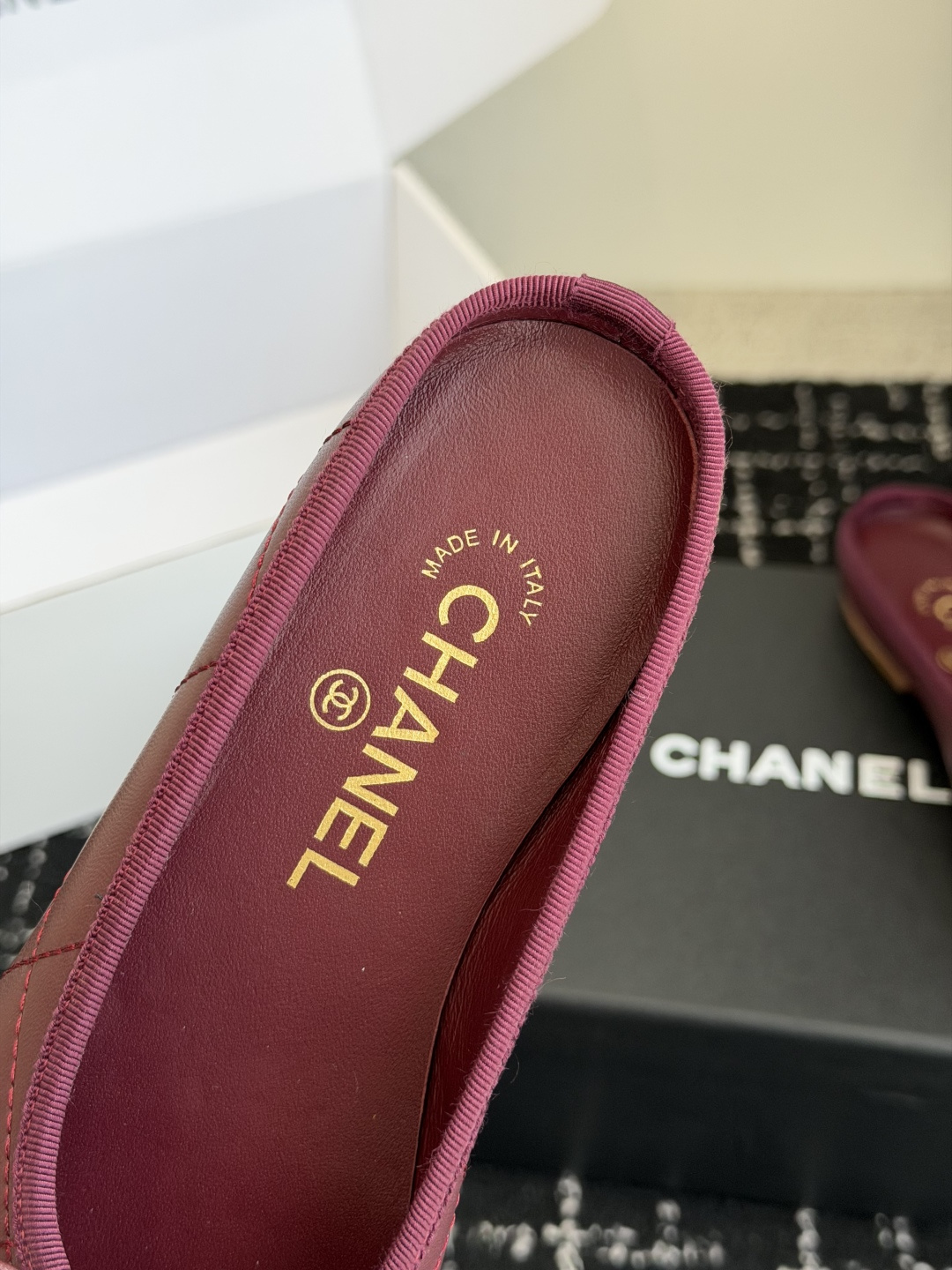 代购级Chanel26ss夏季新款双c包头半拖自带清冷贵气轻奢氛围感的双C包头半拖，圆润柔和的圆头鞋型，