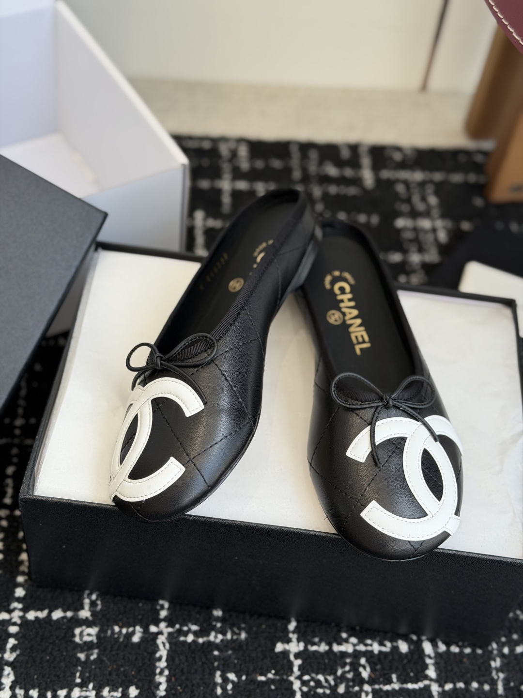 代购级Chanel26ss夏季新款双c包头半拖自带清冷贵气轻奢氛围感的双C包头半拖，圆润柔和的圆头鞋型，