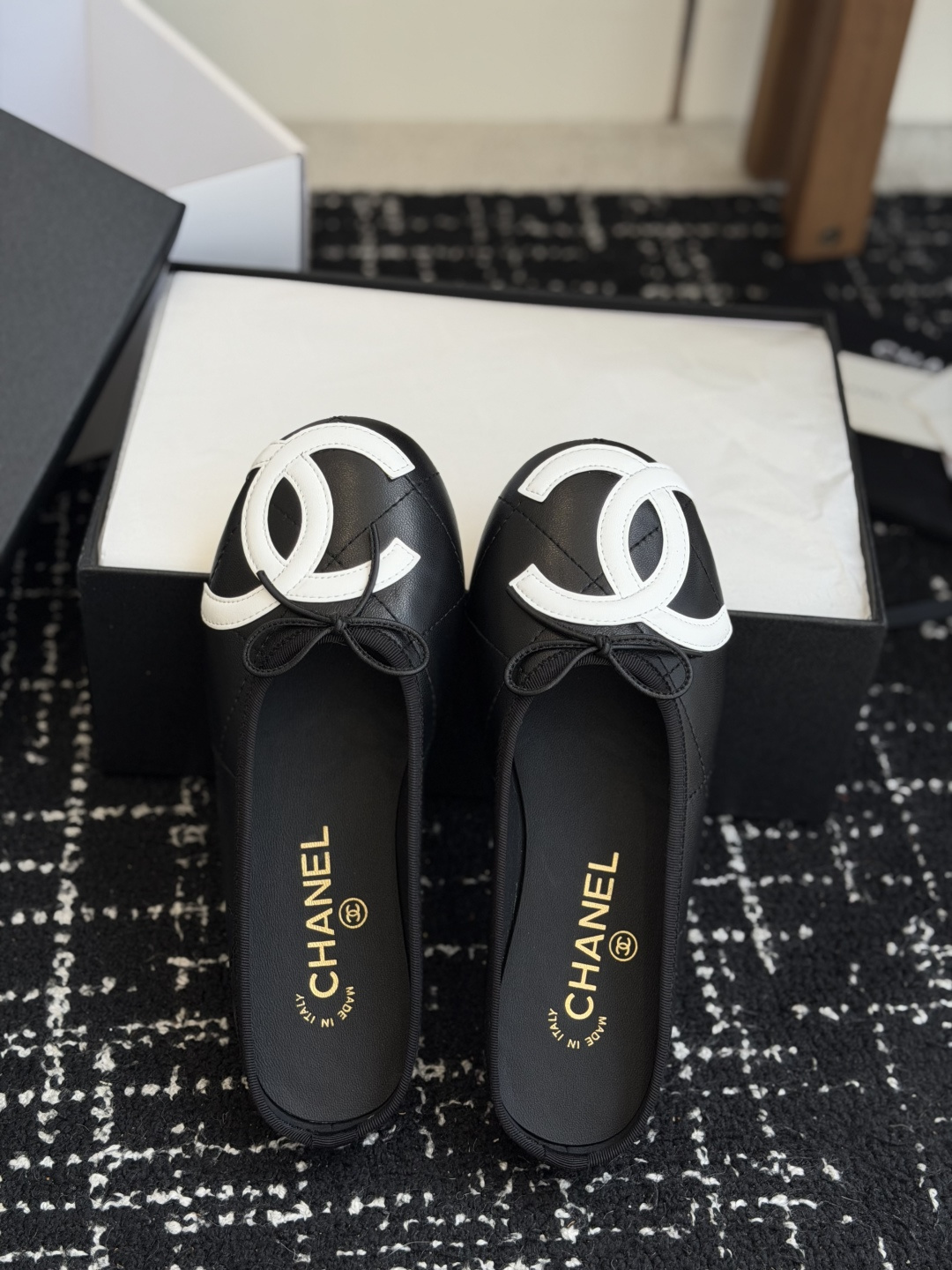 代购级Chanel26ss夏季新款双c包头半拖自带清冷贵气轻奢氛围感的双C包头半拖，圆润柔和的圆头鞋型，