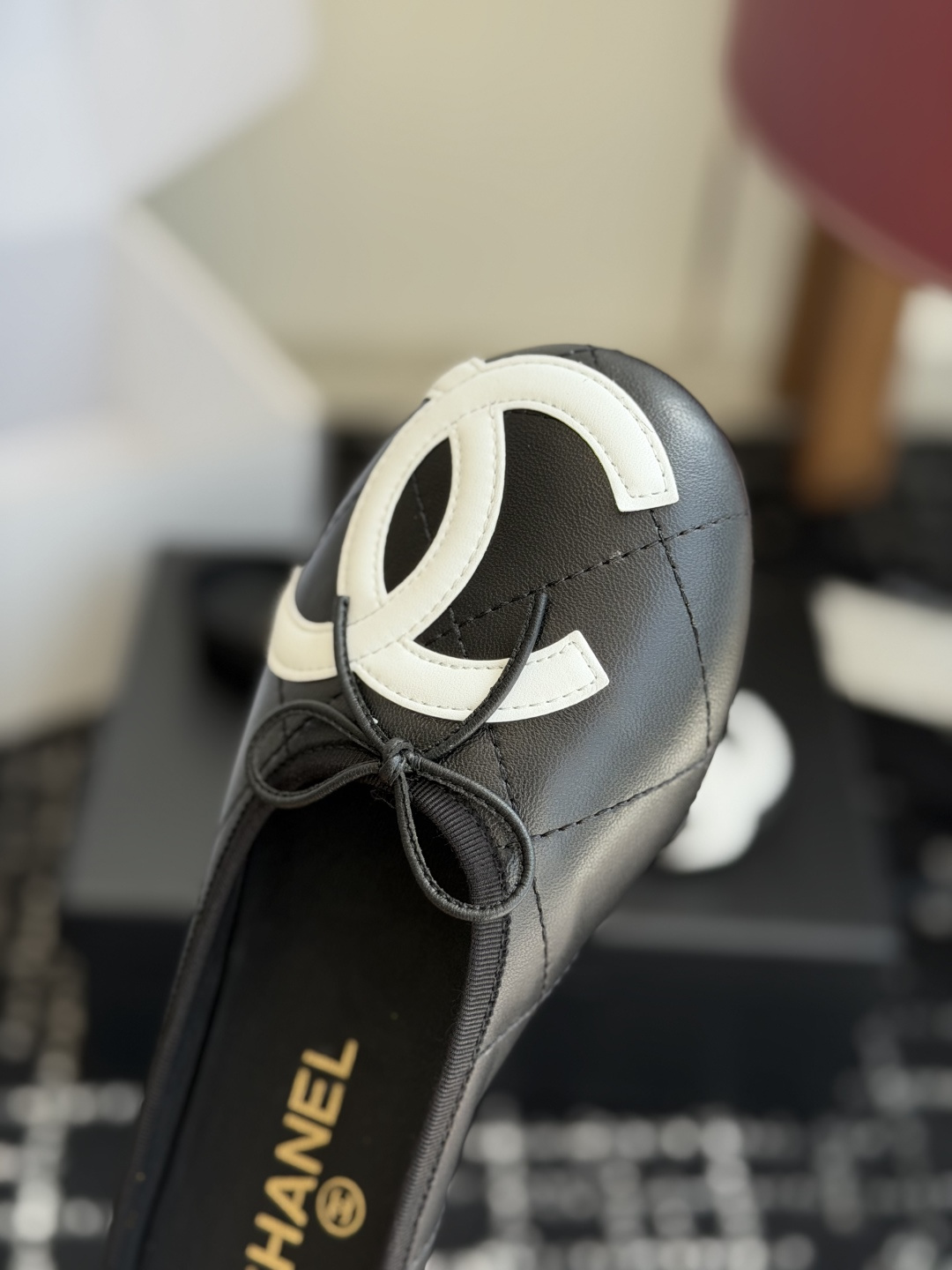代购级Chanel26ss夏季新款双c包头半拖自带清冷贵气轻奢氛围感的双C包头半拖，圆润柔和的圆头鞋型，