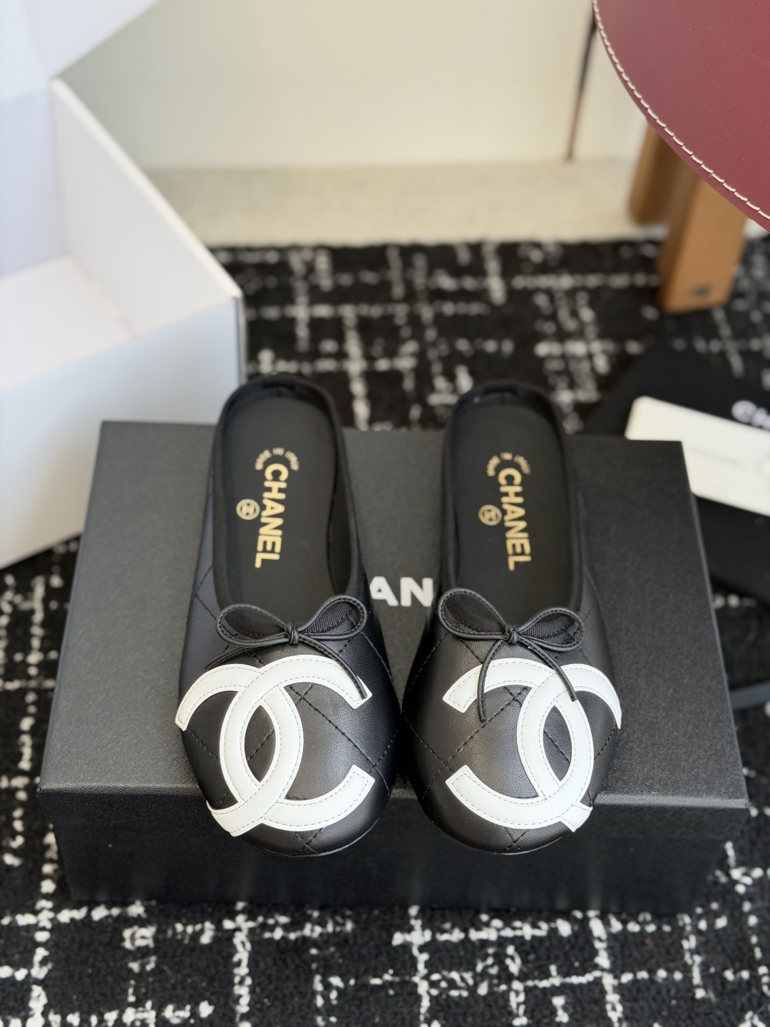 代购级Chanel26ss夏季新款双c包头半拖自带清冷贵气轻奢氛围感的双C包头半拖，圆润柔和的圆头鞋型，