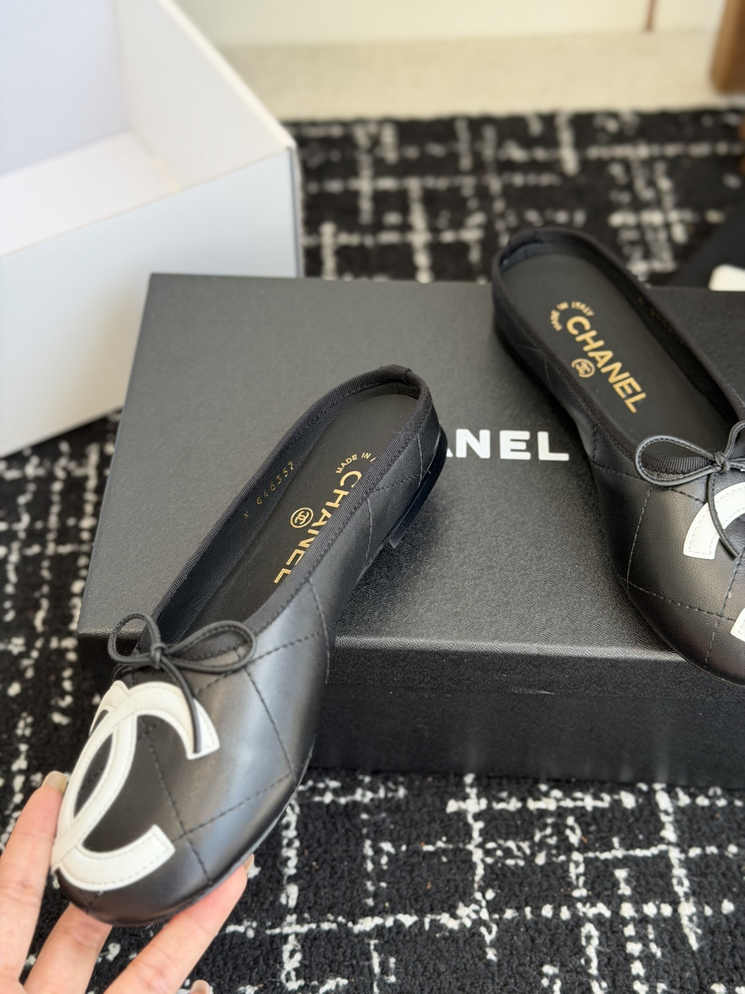 代购级Chanel26ss夏季新款双c包头半拖自带清冷贵气轻奢氛围感的双C包头半拖，圆润柔和的圆头鞋型，