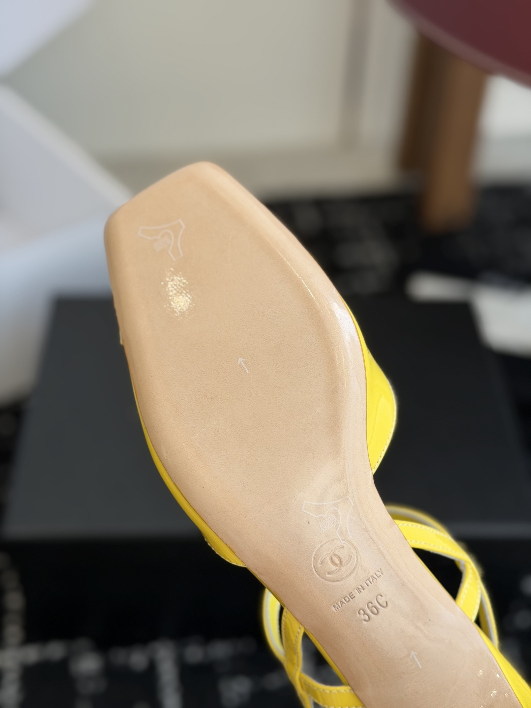 代购级Chanel26ss夏季新款方头漆皮凉鞋自带复古活力感的方头漆皮凉鞋，利落的方头剪裁搭配亮面漆皮鞋