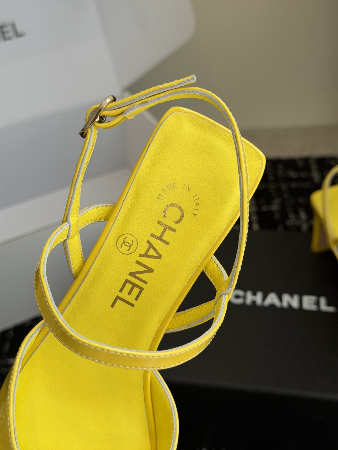 代购级Chanel26ss夏季新款方头漆皮凉鞋自带复古活力感的方头漆皮凉鞋，利落的方头剪裁搭配亮面漆皮鞋