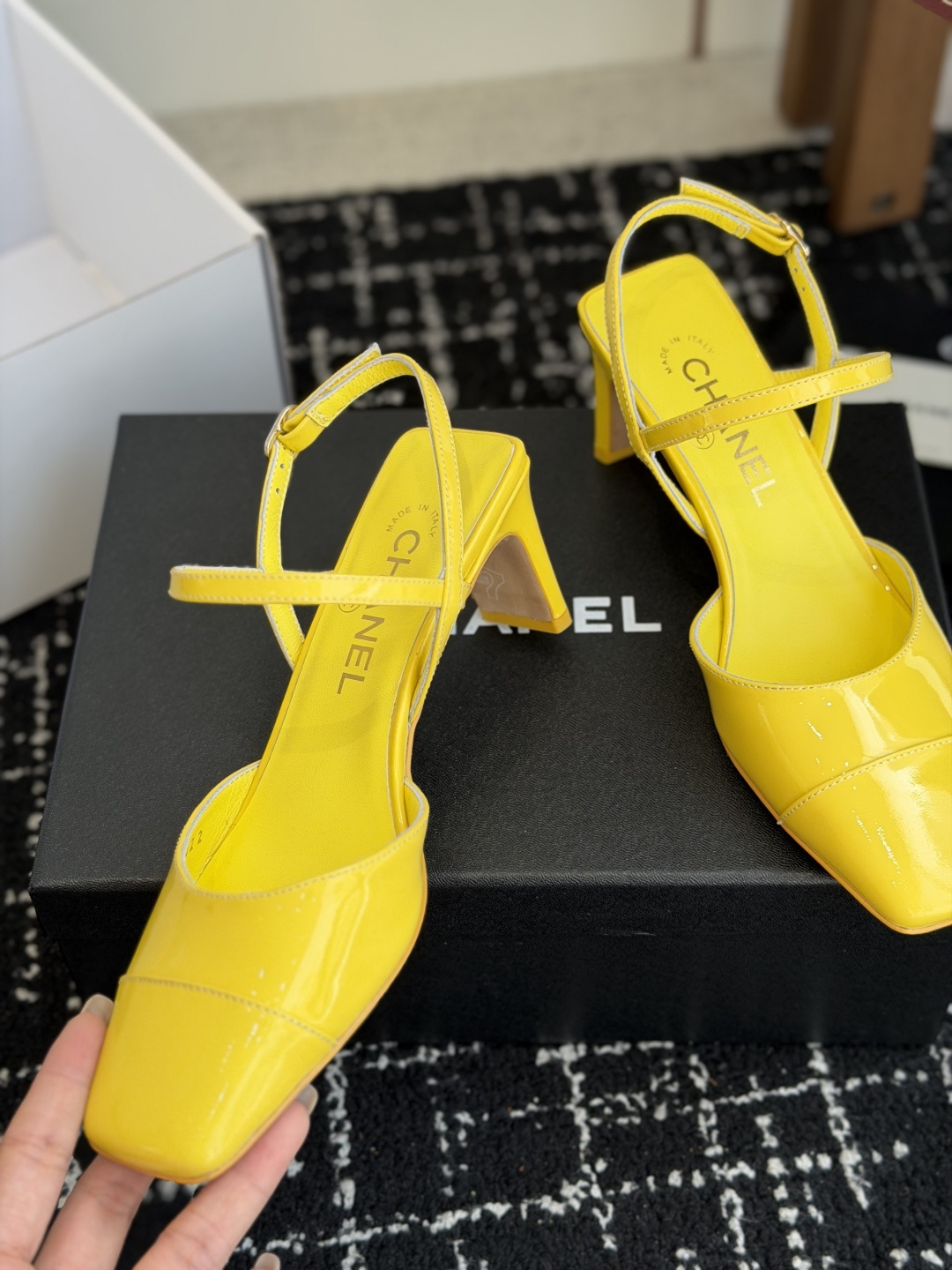 代购级Chanel26ss夏季新款方头漆皮凉鞋自带复古活力感的方头漆皮凉鞋，利落的方头剪裁搭配亮面漆皮鞋