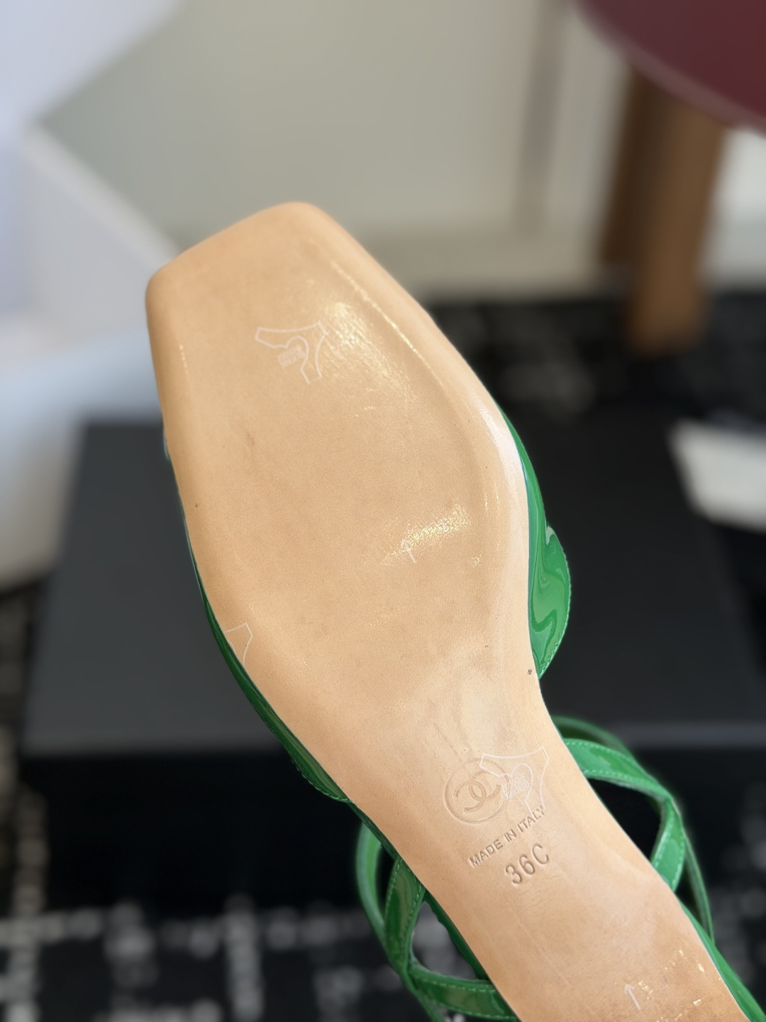 代购级Chanel26ss夏季新款方头漆皮凉鞋自带复古活力感的方头漆皮凉鞋，利落的方头剪裁搭配亮面漆皮鞋