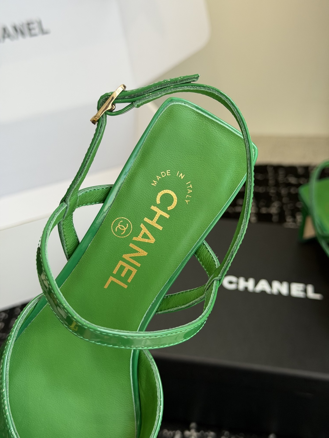 代购级Chanel26ss夏季新款方头漆皮凉鞋自带复古活力感的方头漆皮凉鞋，利落的方头剪裁搭配亮面漆皮鞋