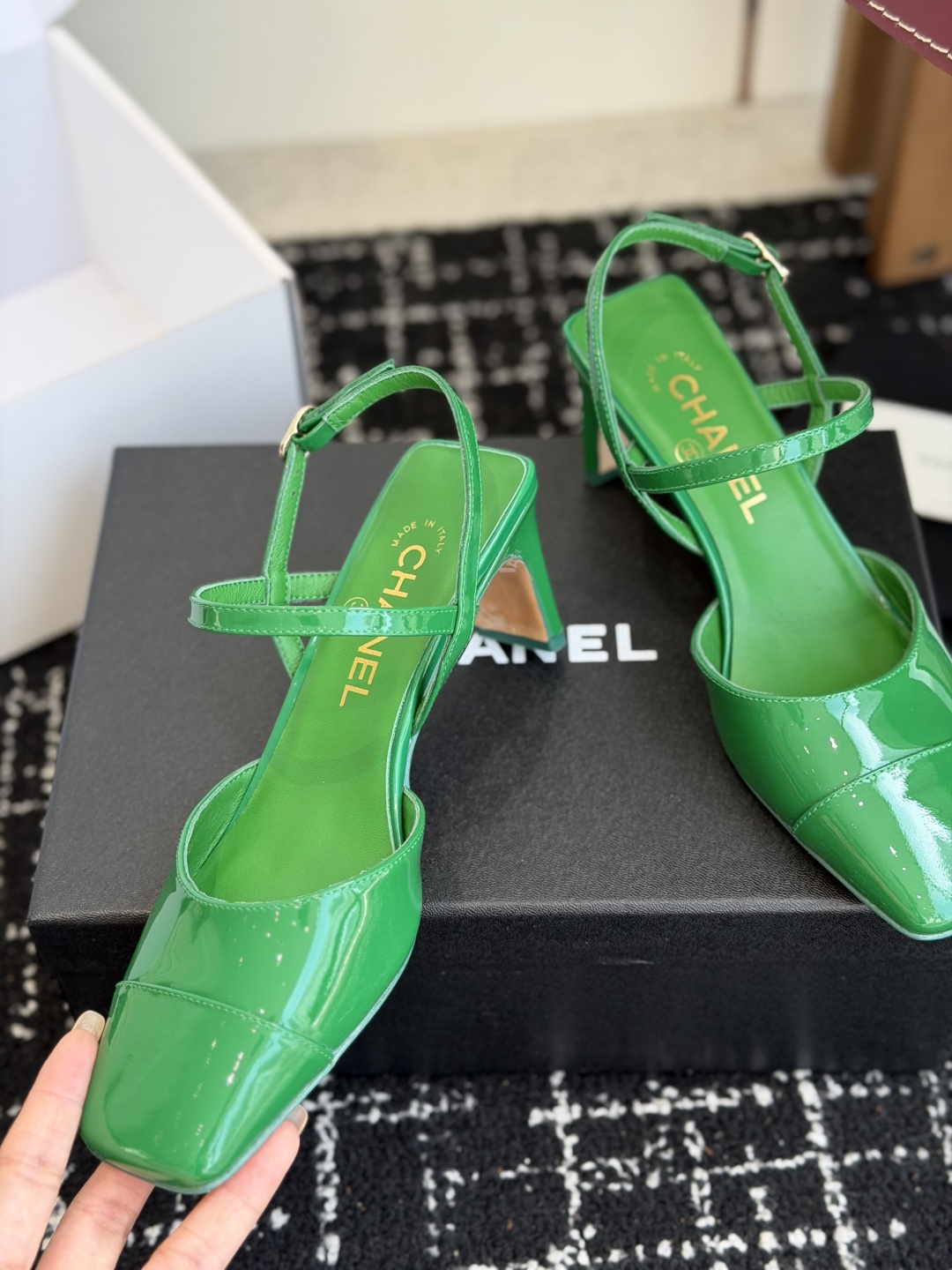 代购级Chanel26ss夏季新款方头漆皮凉鞋自带复古活力感的方头漆皮凉鞋，利落的方头剪裁搭配亮面漆皮鞋