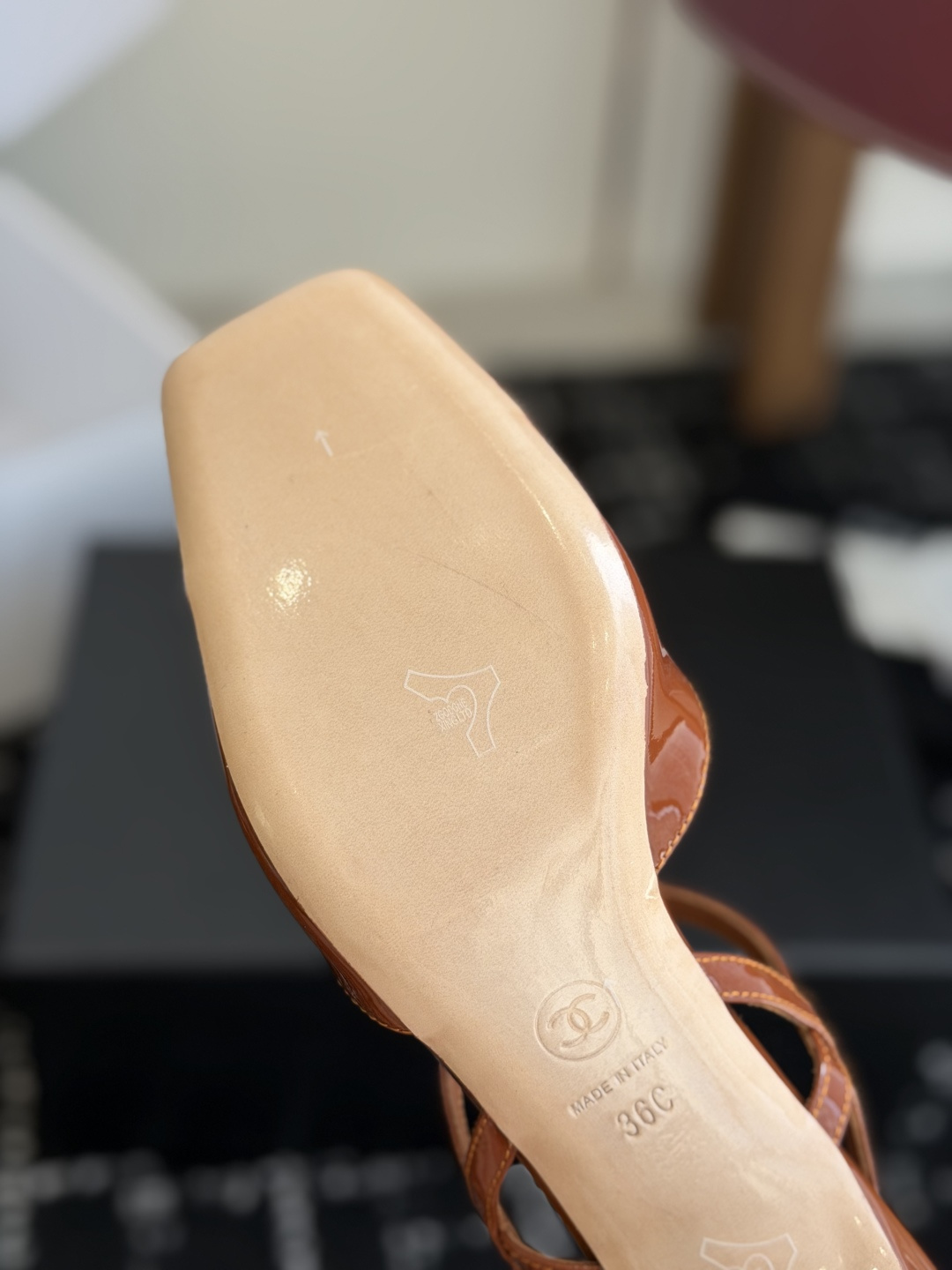 代购级Chanel26ss夏季新款方头漆皮凉鞋自带复古活力感的方头漆皮凉鞋，利落的方头剪裁搭配亮面漆皮鞋