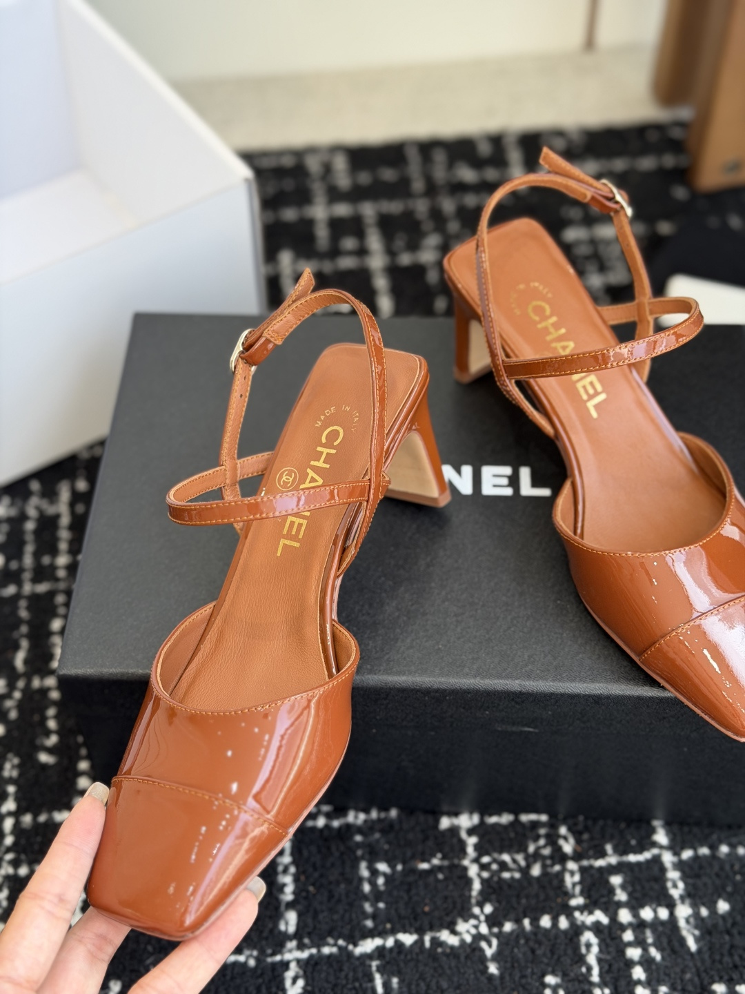 代购级Chanel26ss夏季新款方头漆皮凉鞋自带复古活力感的方头漆皮凉鞋，利落的方头剪裁搭配亮面漆皮鞋