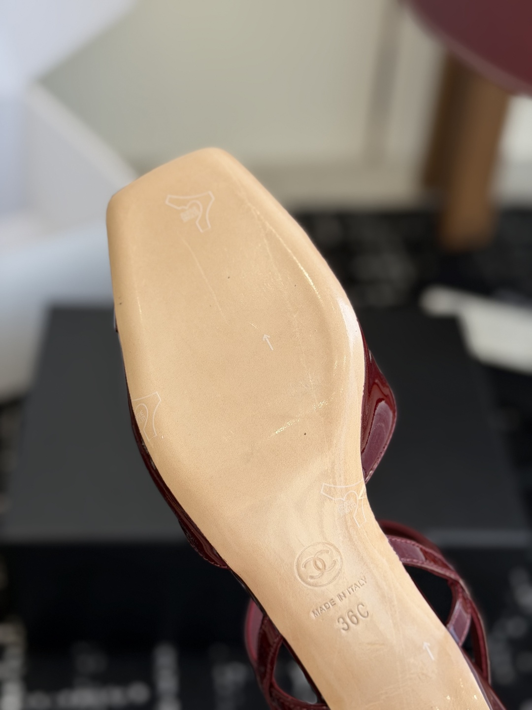 代购级Chanel26ss夏季新款方头漆皮凉鞋自带复古活力感的方头漆皮凉鞋，利落的方头剪裁搭配亮面漆皮鞋