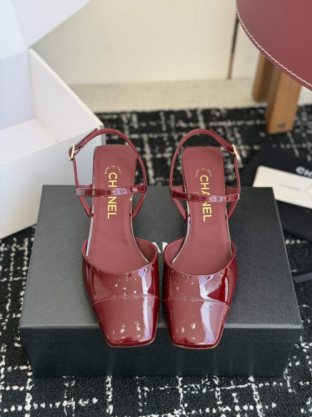 代购级Chanel26ss夏季新款方头漆皮凉鞋自带复古活力感的方头漆皮凉鞋，利落的方头剪裁搭配亮面漆皮鞋