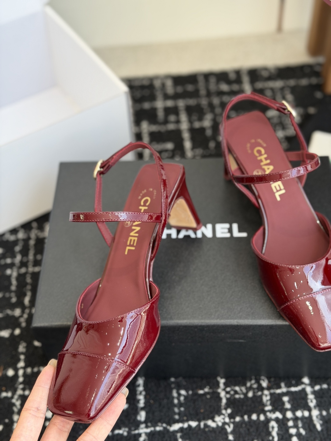 代购级Chanel26ss夏季新款方头漆皮凉鞋自带复古活力感的方头漆皮凉鞋，利落的方头剪裁搭配亮面漆皮鞋