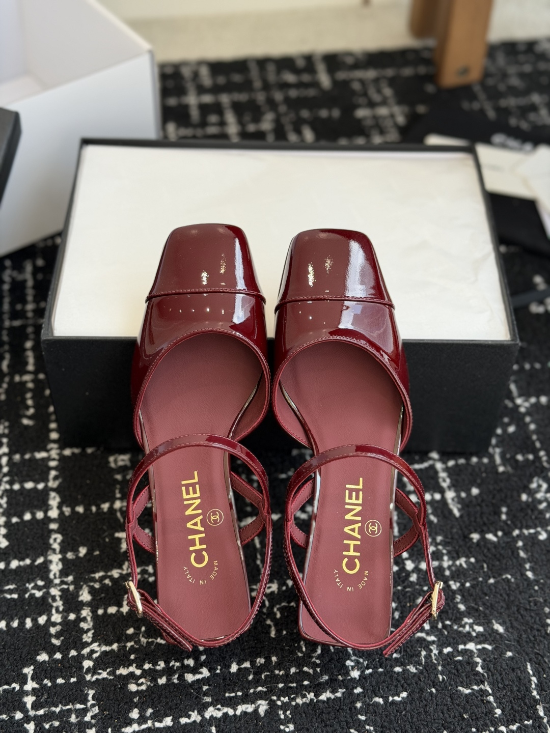 代购级Chanel26ss夏季新款方头漆皮凉鞋自带复古活力感的方头漆皮凉鞋，利落的方头剪裁搭配亮面漆皮鞋
