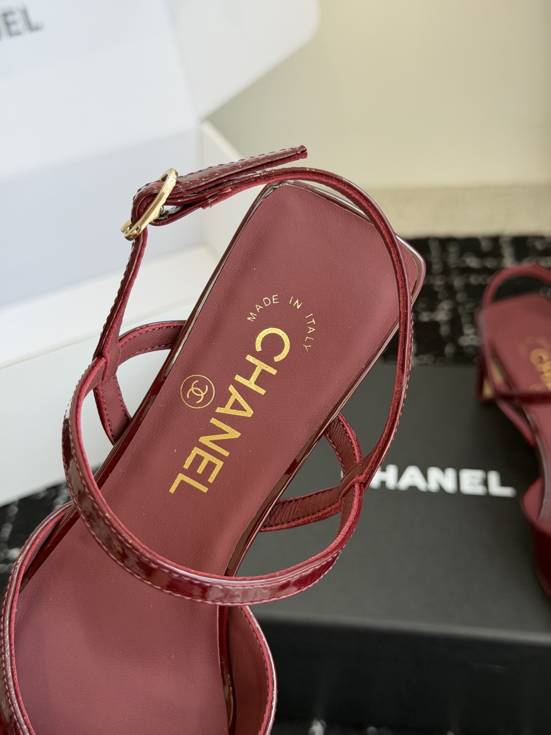 代购级Chanel26ss夏季新款方头漆皮凉鞋自带复古活力感的方头漆皮凉鞋，利落的方头剪裁搭配亮面漆皮鞋