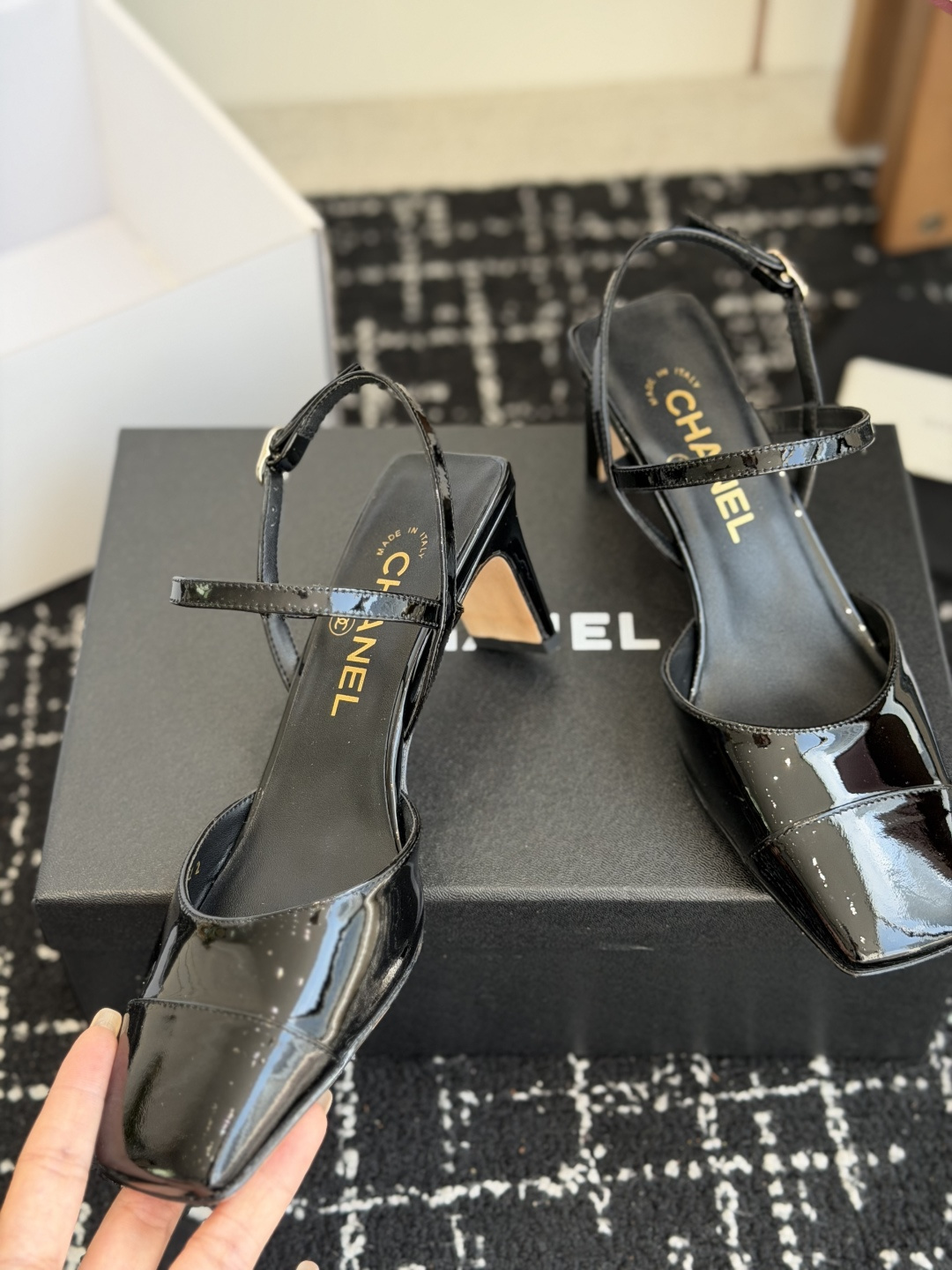 代购级Chanel26ss夏季新款方头漆皮凉鞋自带复古活力感的方头漆皮凉鞋，利落的方头剪裁搭配亮面漆皮鞋