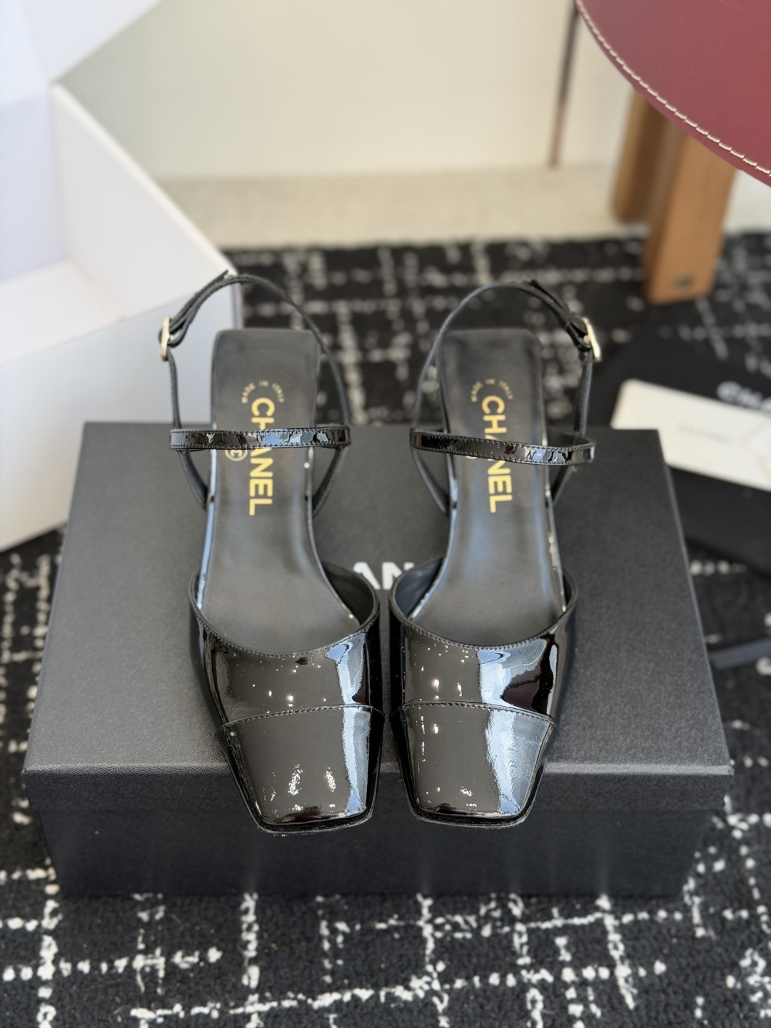 代购级Chanel26ss夏季新款方头漆皮凉鞋自带复古活力感的方头漆皮凉鞋，利落的方头剪裁搭配亮面漆皮鞋