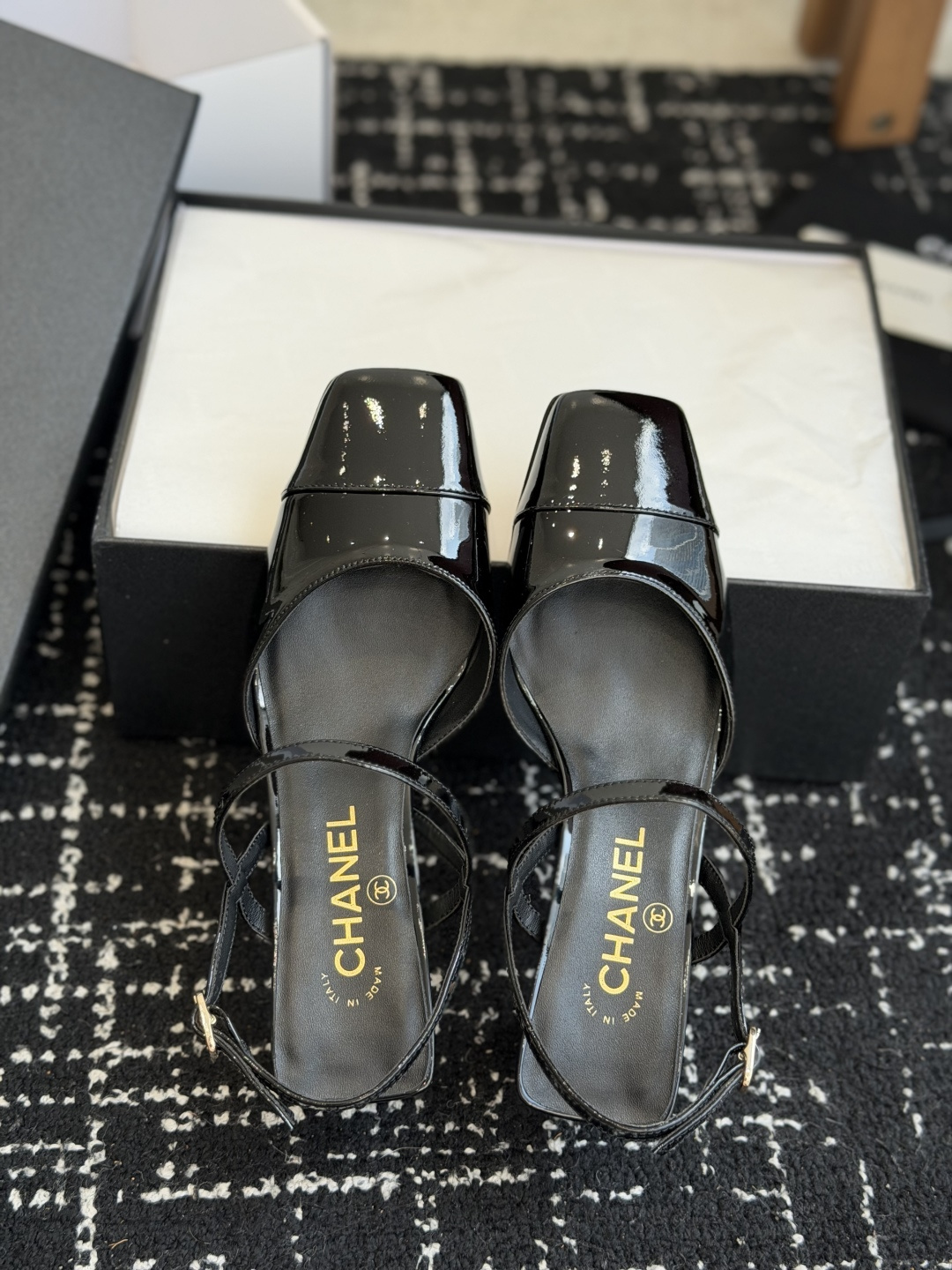 代购级Chanel26ss夏季新款方头漆皮凉鞋自带复古活力感的方头漆皮凉鞋，利落的方头剪裁搭配亮面漆皮鞋