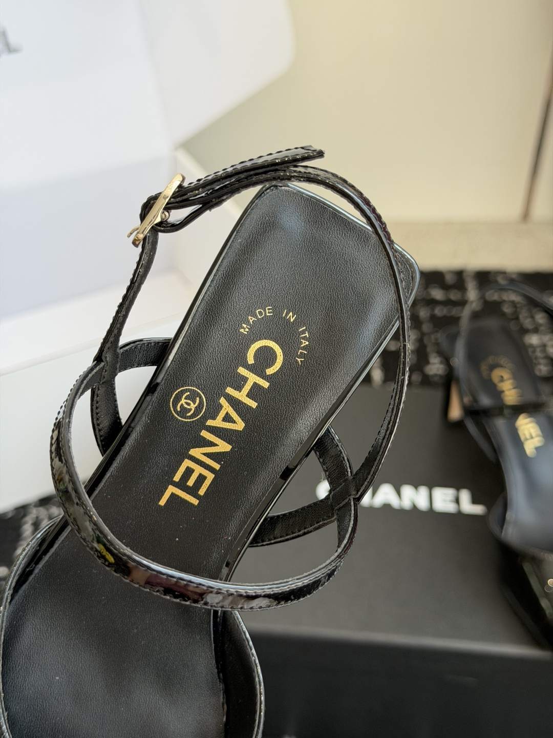 代购级Chanel26ss夏季新款方头漆皮凉鞋自带复古活力感的方头漆皮凉鞋，利落的方头剪裁搭配亮面漆皮鞋