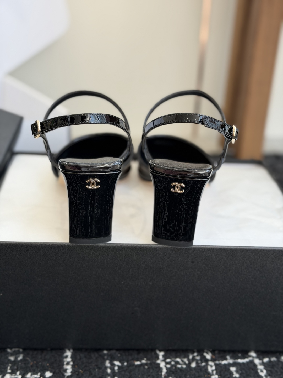 代购级Chanel26ss夏季新款方头漆皮凉鞋自带复古活力感的方头漆皮凉鞋，利落的方头剪裁搭配亮面漆皮鞋