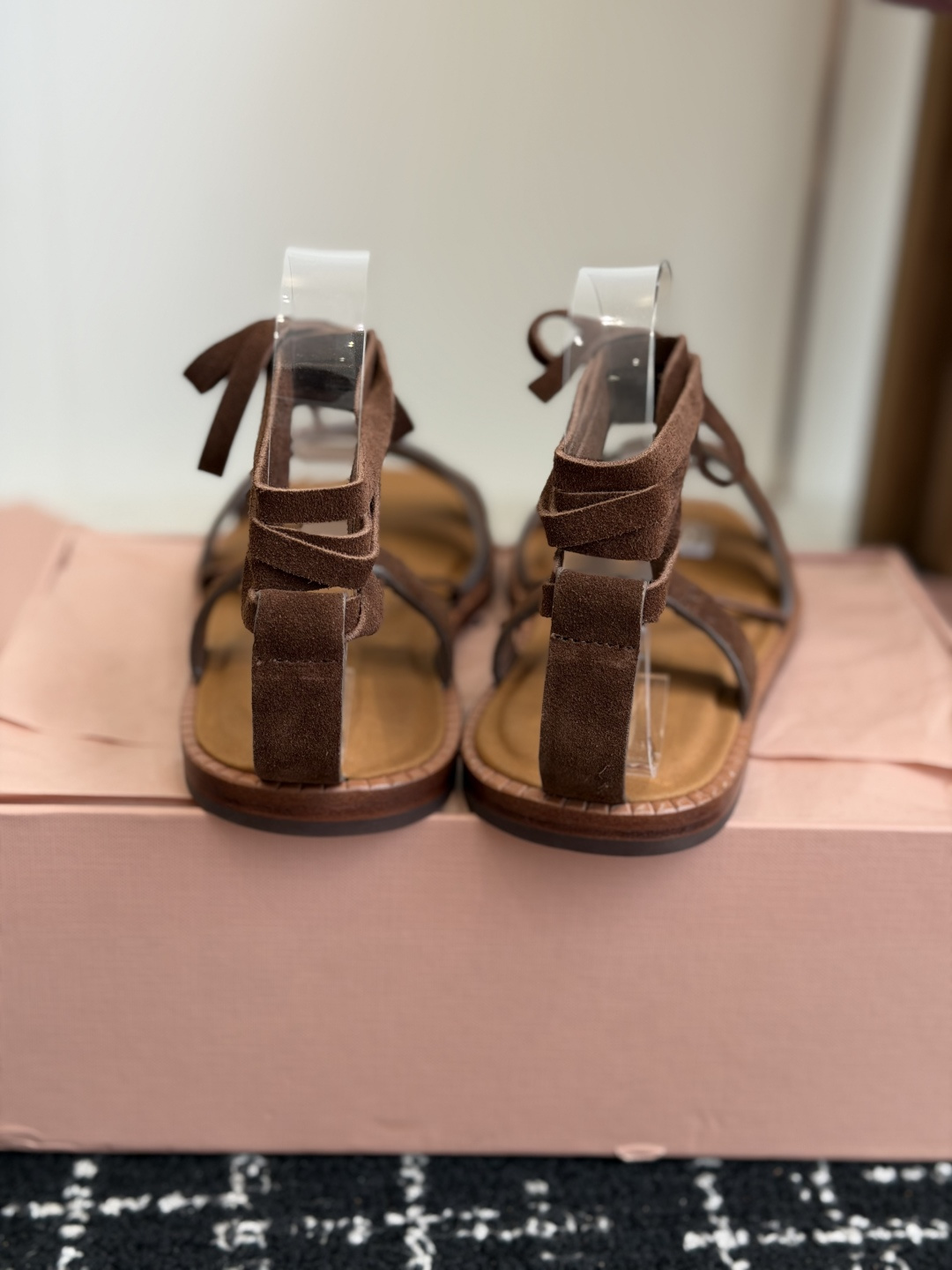 代购级MiuMiu缪缪 26ss仙女简约风平底凉鞋 夏季百搭款舒适又好穿，上脚显白 怎么穿都好看，今夏时