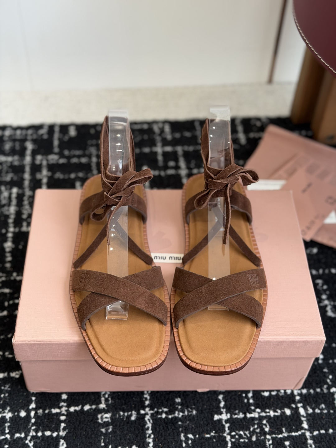 代购级MiuMiu缪缪 26ss仙女简约风平底凉鞋 夏季百搭款舒适又好穿，上脚显白 怎么穿都好看，今夏时
