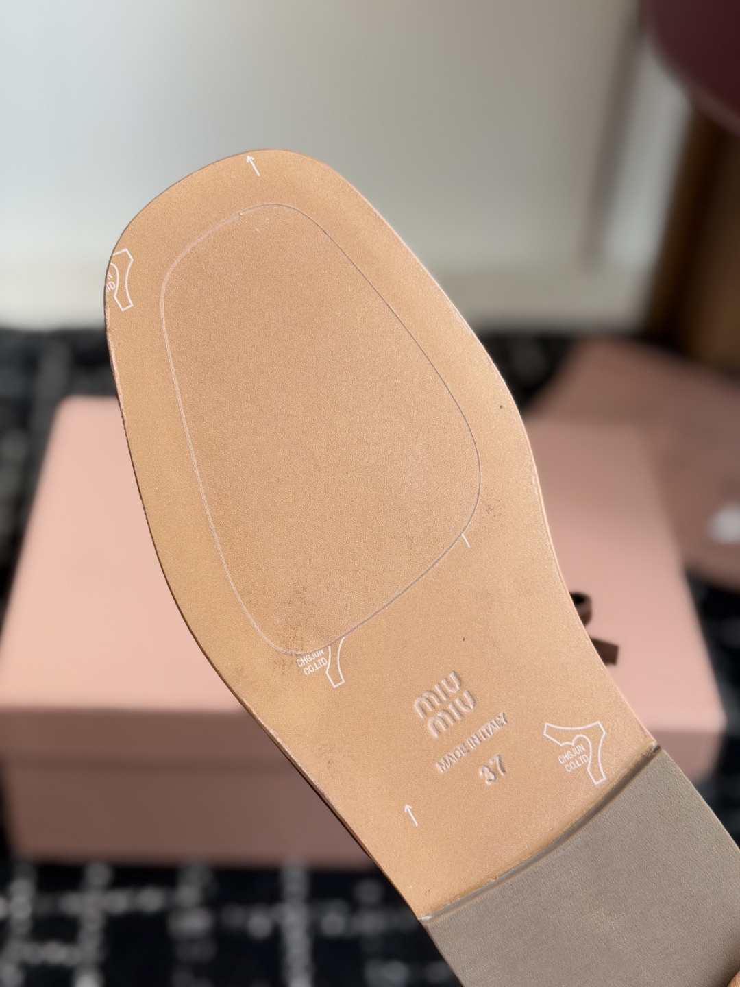 代购级MiuMiu缪缪 26ss仙女简约风平底凉鞋 夏季百搭款舒适又好穿，上脚显白 怎么穿都好看，今夏时