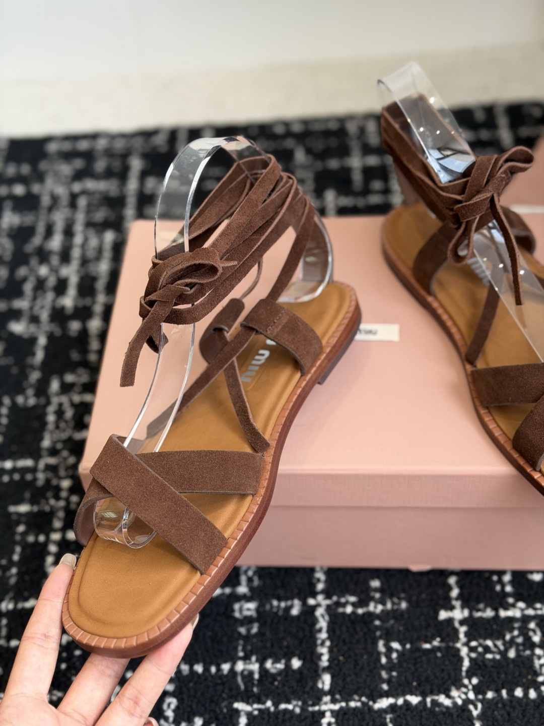 代购级MiuMiu缪缪 26ss仙女简约风平底凉鞋 夏季百搭款舒适又好穿，上脚显白 怎么穿都好看，今夏时
