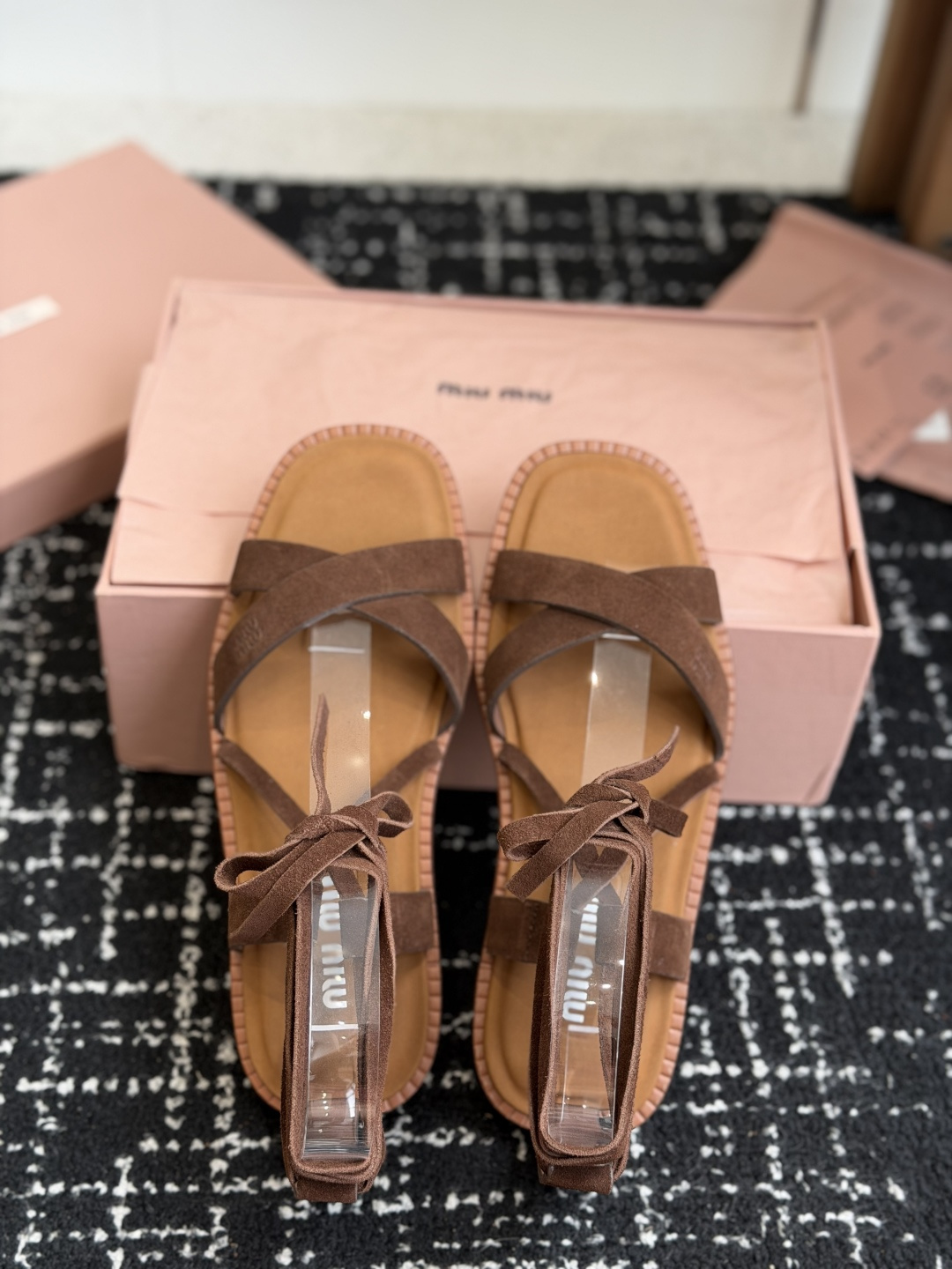 代购级MiuMiu缪缪 26ss仙女简约风平底凉鞋 夏季百搭款舒适又好穿，上脚显白 怎么穿都好看，今夏时