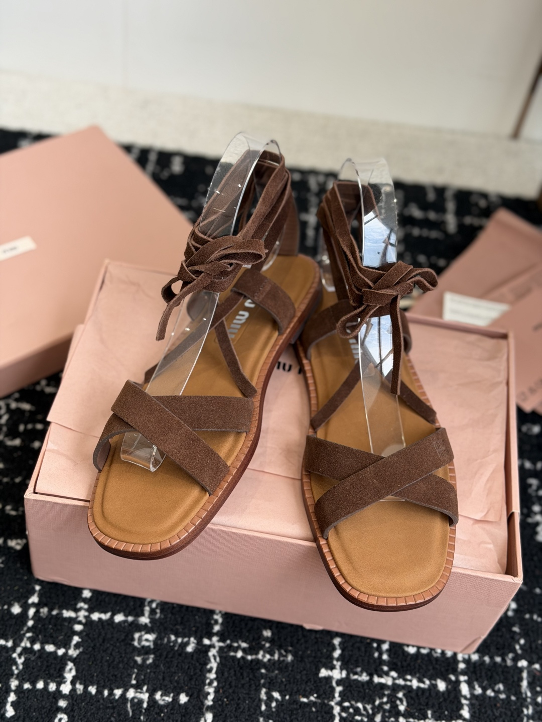 代购级MiuMiu缪缪 26ss仙女简约风平底凉鞋 夏季百搭款舒适又好穿，上脚显白 怎么穿都好看，今夏时