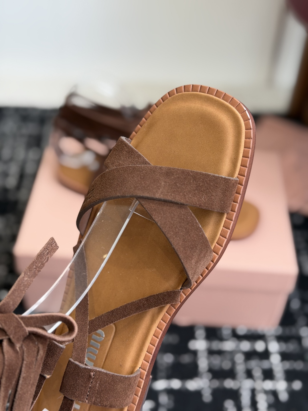 代购级MiuMiu缪缪 26ss仙女简约风平底凉鞋 夏季百搭款舒适又好穿，上脚显白 怎么穿都好看，今夏时