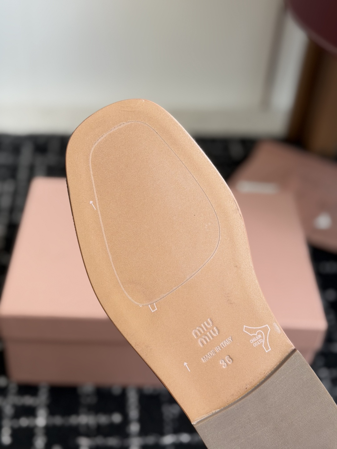 代购级MiuMiu缪缪 26ss仙女简约风平底凉鞋 夏季百搭款舒适又好穿，上脚显白 怎么穿都好看，今夏时